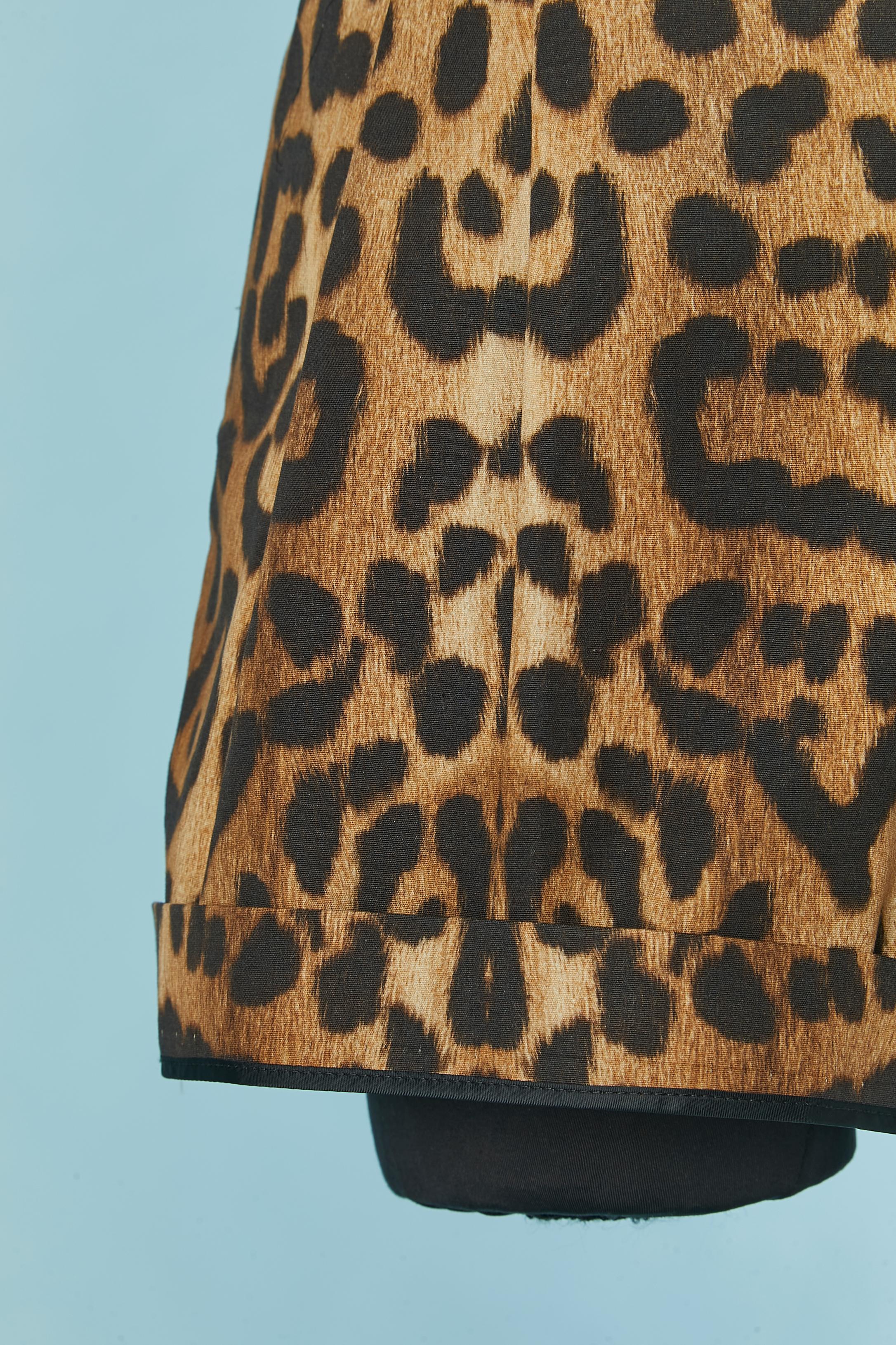 Leopard printed cotton short. Pocket lining: rayon. Gros-grain lining inside the waist : 50% cotton, 50% rayon. 
Pocket on both side. Piping on the bottom edge. Zip on the left + hook&eye . 
SIZE 42(It) 38 (Fr) M 