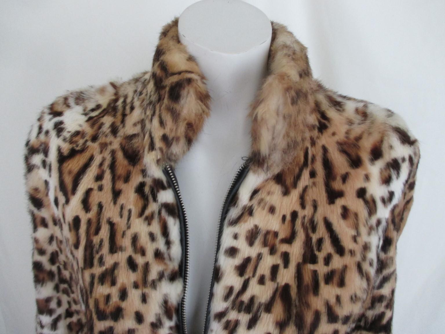 Panthere printed Leopard Lapin vintage fur jacket

We offer more exclusive fur & vintage couture items, view our front store

Details:
2 zipper pockets, closing zipper, fully lined
Soft fur and very light to wear
Size is aprox. medium please check