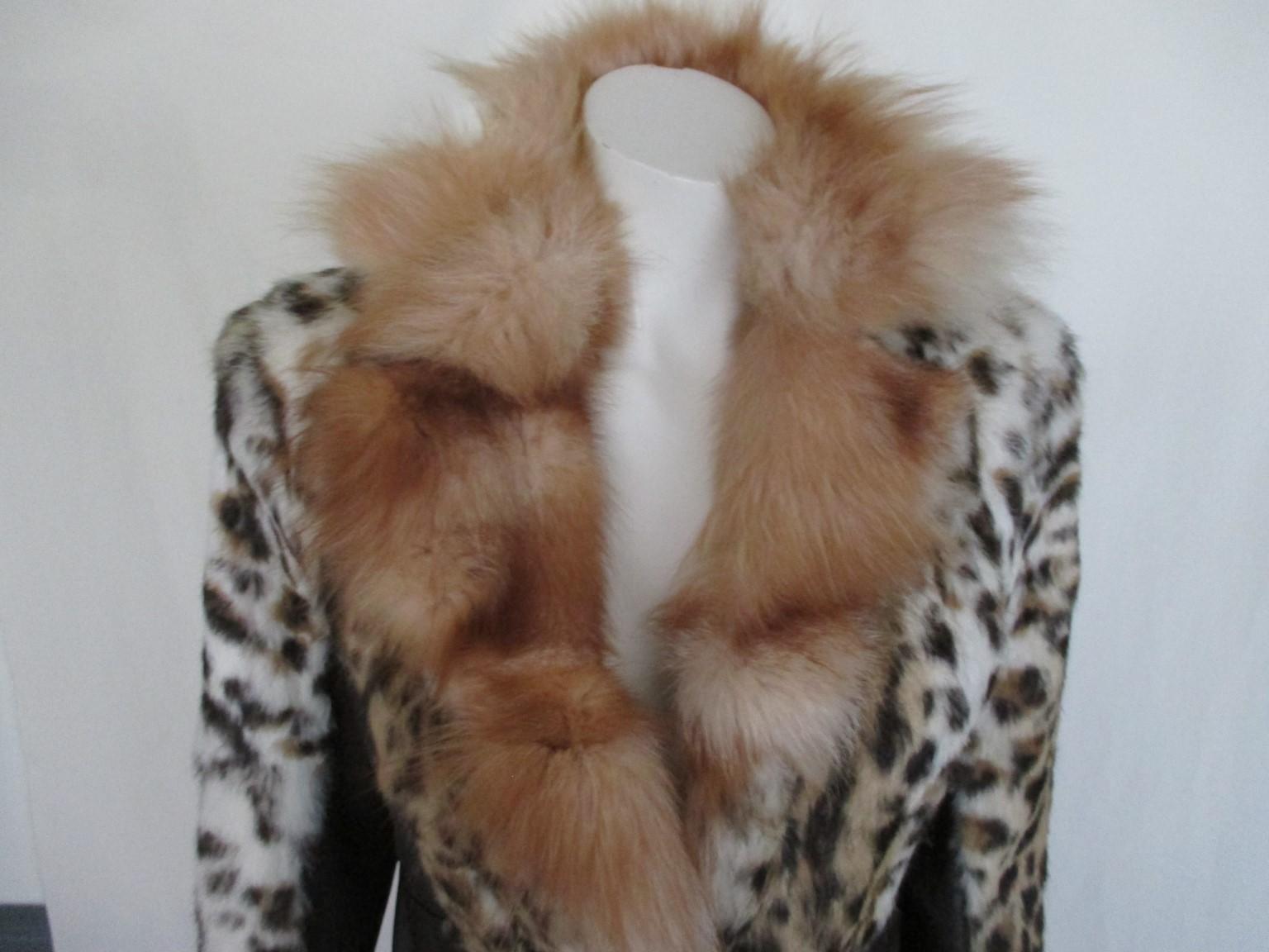 Panther printed Leopard Lapin Leather fur coat with fox collar

We offer more exclusive fur items, view our front store

Details:
2 pockets, 2 buttons, no belt,  fully lined
Soft fur and soft leather
Size is aprox. small/medium please check