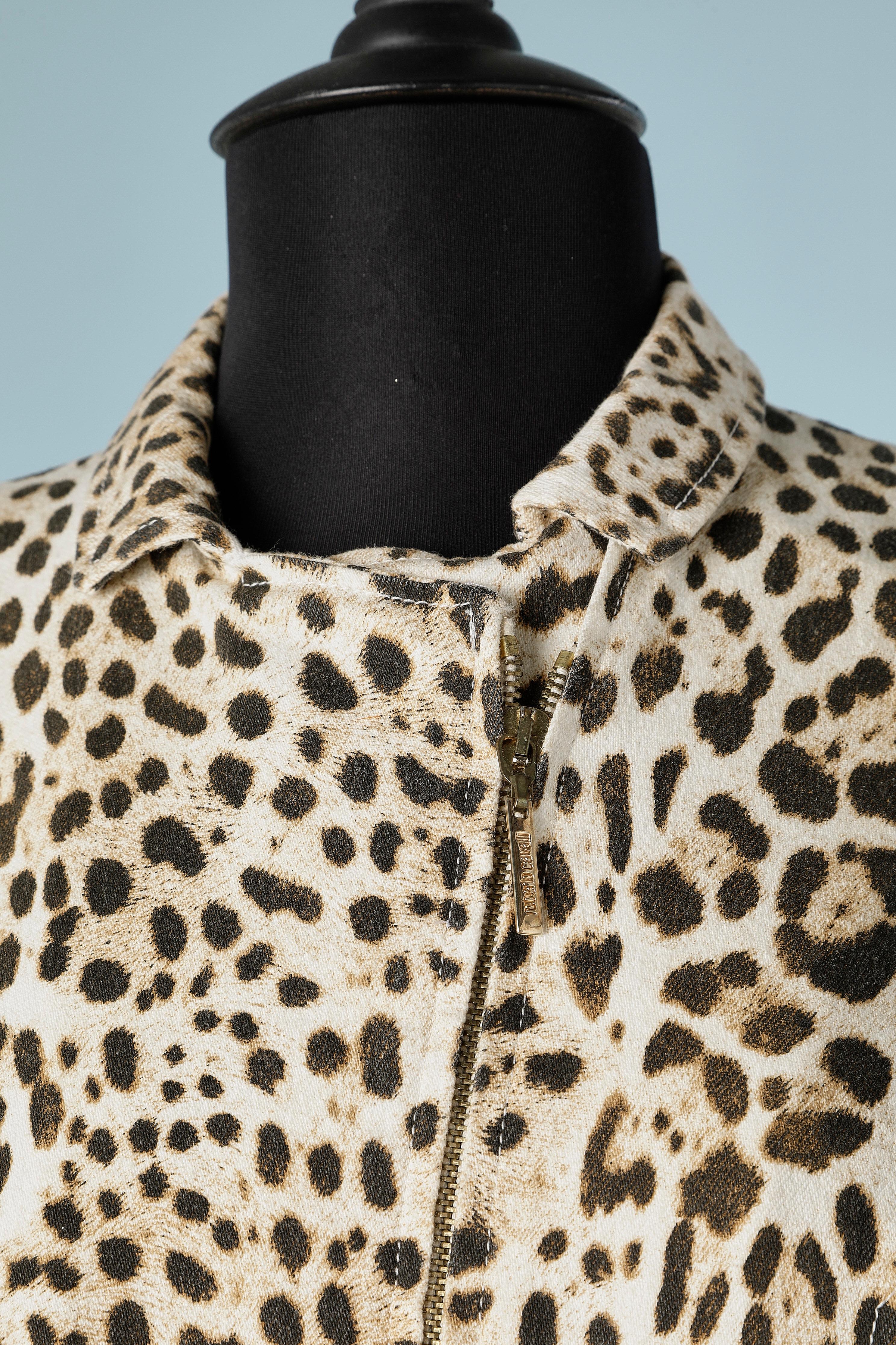 Veste imprimée léopard avec fermeture éclair au milieu du devant et aux poignets. Pas de doublure. 
TAILLE M