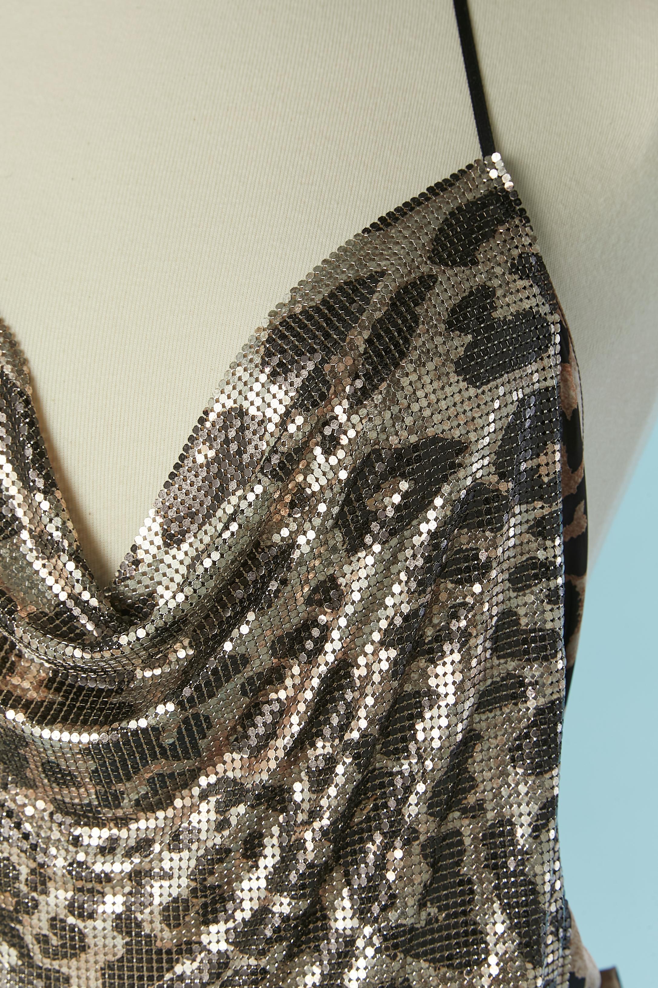 Top senza maniche in rete e seta con stampa leopardo. Annodato sul retro. Maglia: 100% alluminio
e il secondo tessuto: 100% poliestere.
Piccola catena sulla parte superiore della schiena centrale con marchio.
TAGLIA 40 / M ( regolabile grazie al