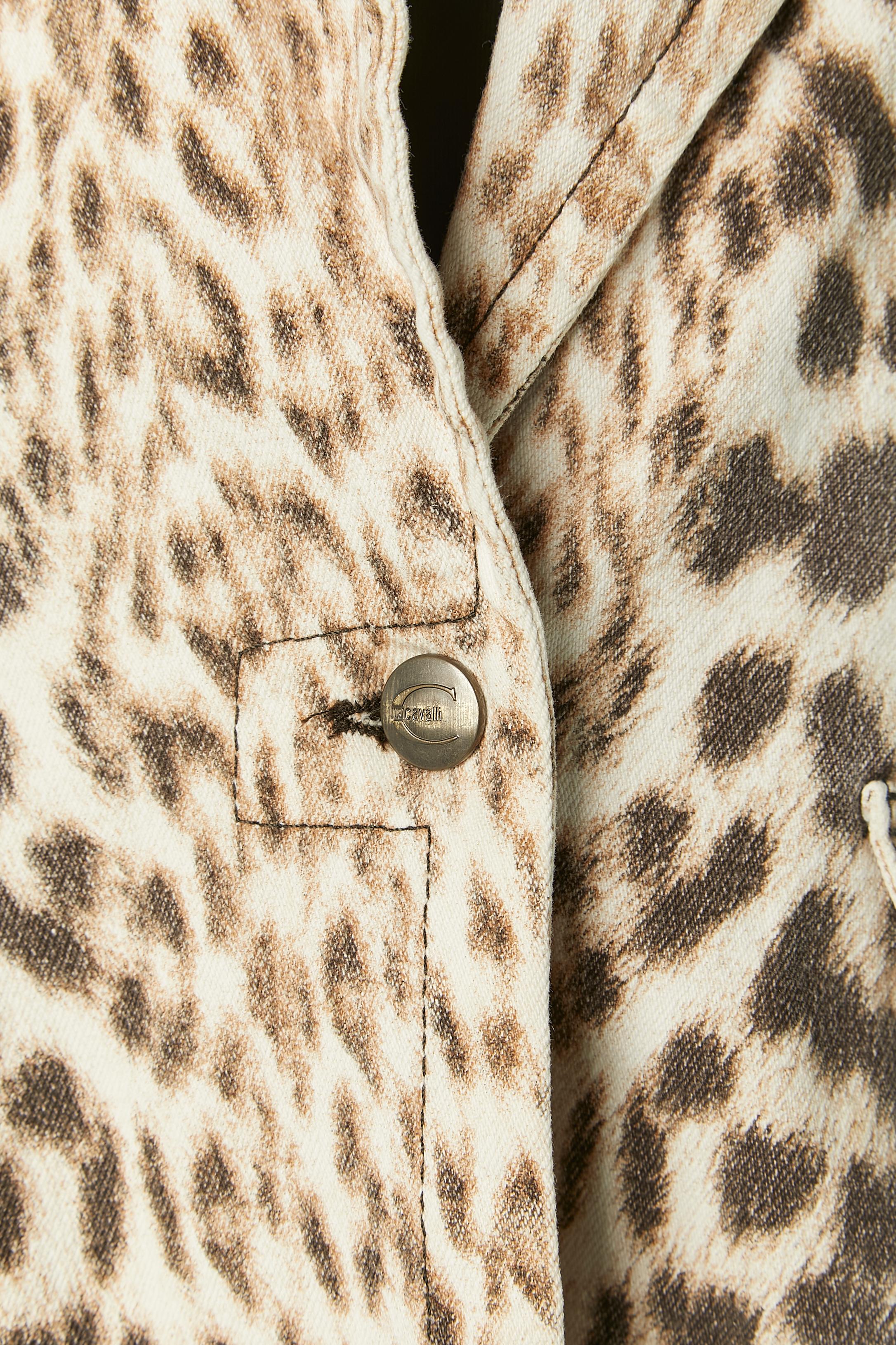 Veste en coton imprimé léopard à simple boutonnage.
Hologramme d'authenticité. Un bouton de marque au milieu du devant et 3 sur chaque poignet. 
TAILLE XS 