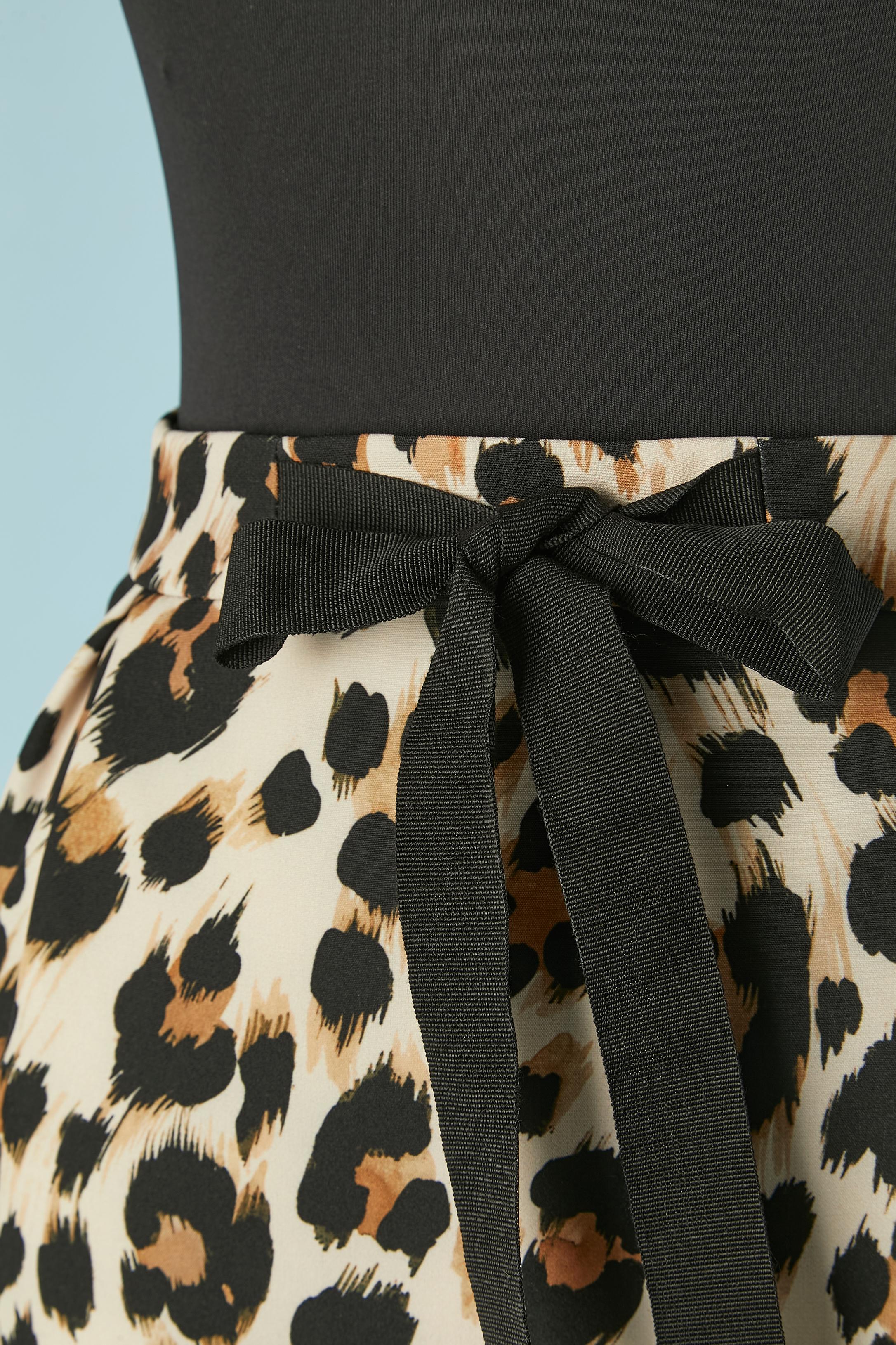 Leopard printed skirt with gros-grain bow. Main fabric: 94% polyester, 6% elastane. Lining: 95% polyester, 5% elastane. 
Hidden zip in the middle back. 
SIZE: 42 (It) 8 (Us) 38 (Fr) M 