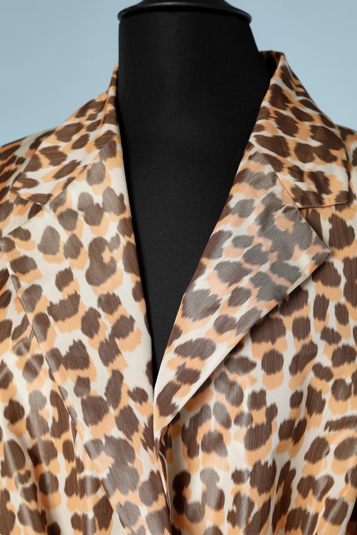 Leopard printed Trench-coat with belt. 
SIZE 38 ( Fr)  ( but fit L because oversize shape)