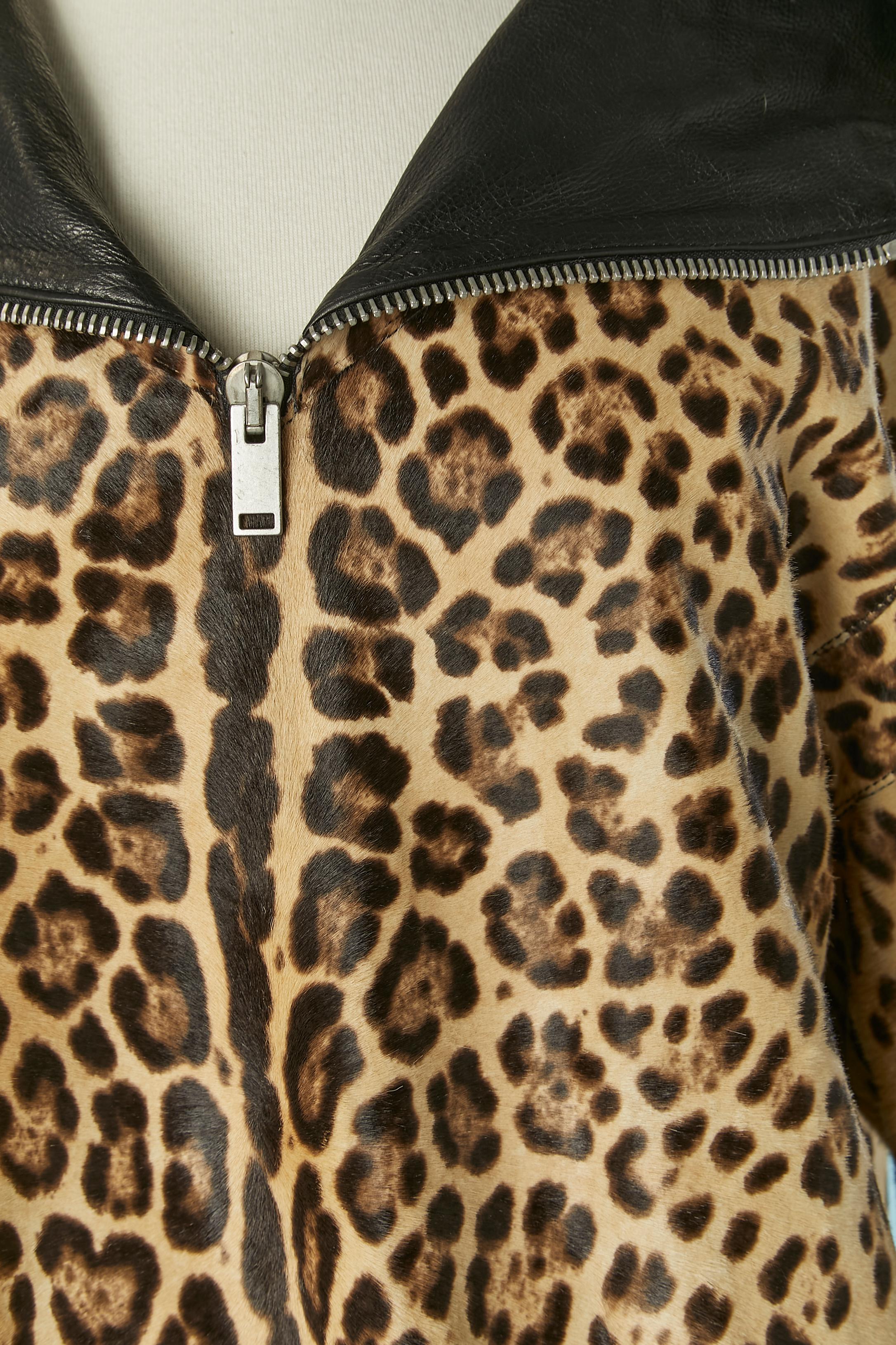  leopard printed veal fur hoodie. Black leather lining inside the hood and black cotton lining inside the hoodie. Zip closure on the top middle front. Pocket on both side with snap closure. 
SIZE M/L 