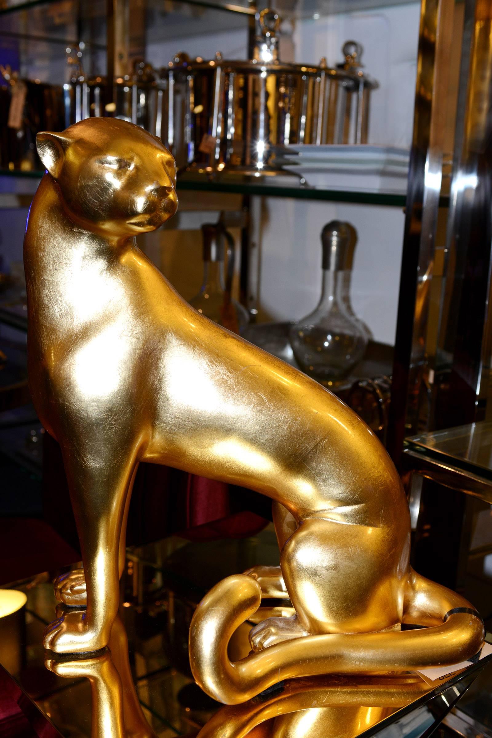 Sculpture léopard en résine en finition dorée,
avec de la peinture à la feuille d'or.