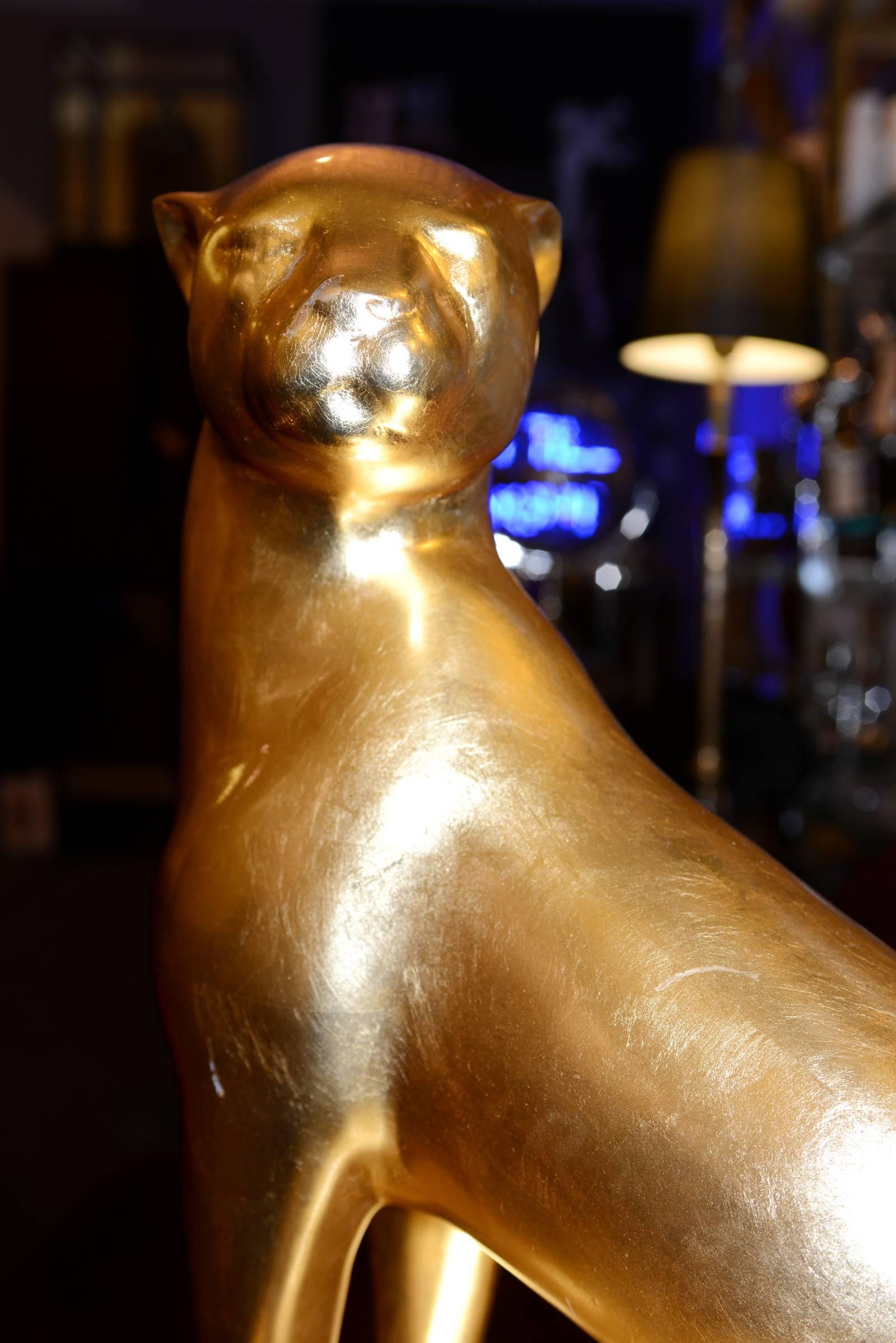 Feuille d'or Sculpture de léopard en finition dorée en vente