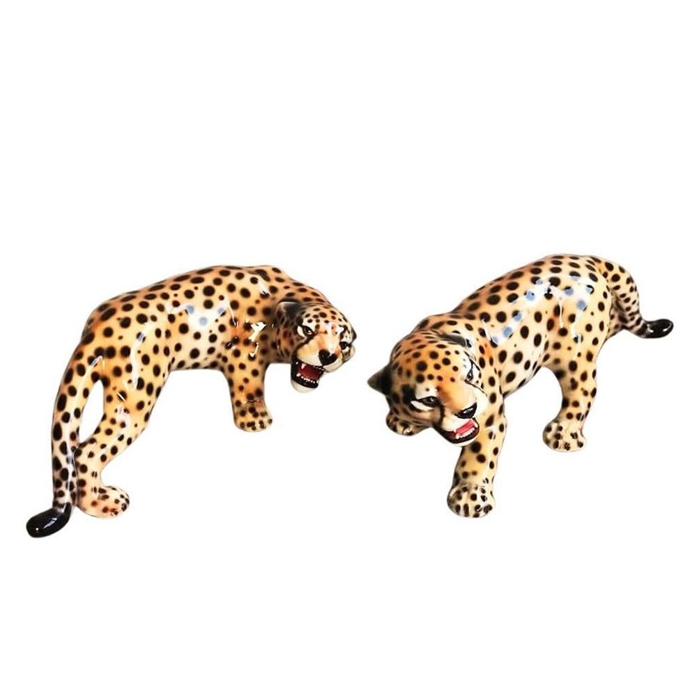 Skulptur Leopard 2er Set ganz aus Keramik
mit Leopardenmuster.
Jedes Stück hat folgende Maße: L30xD6xH14cm.