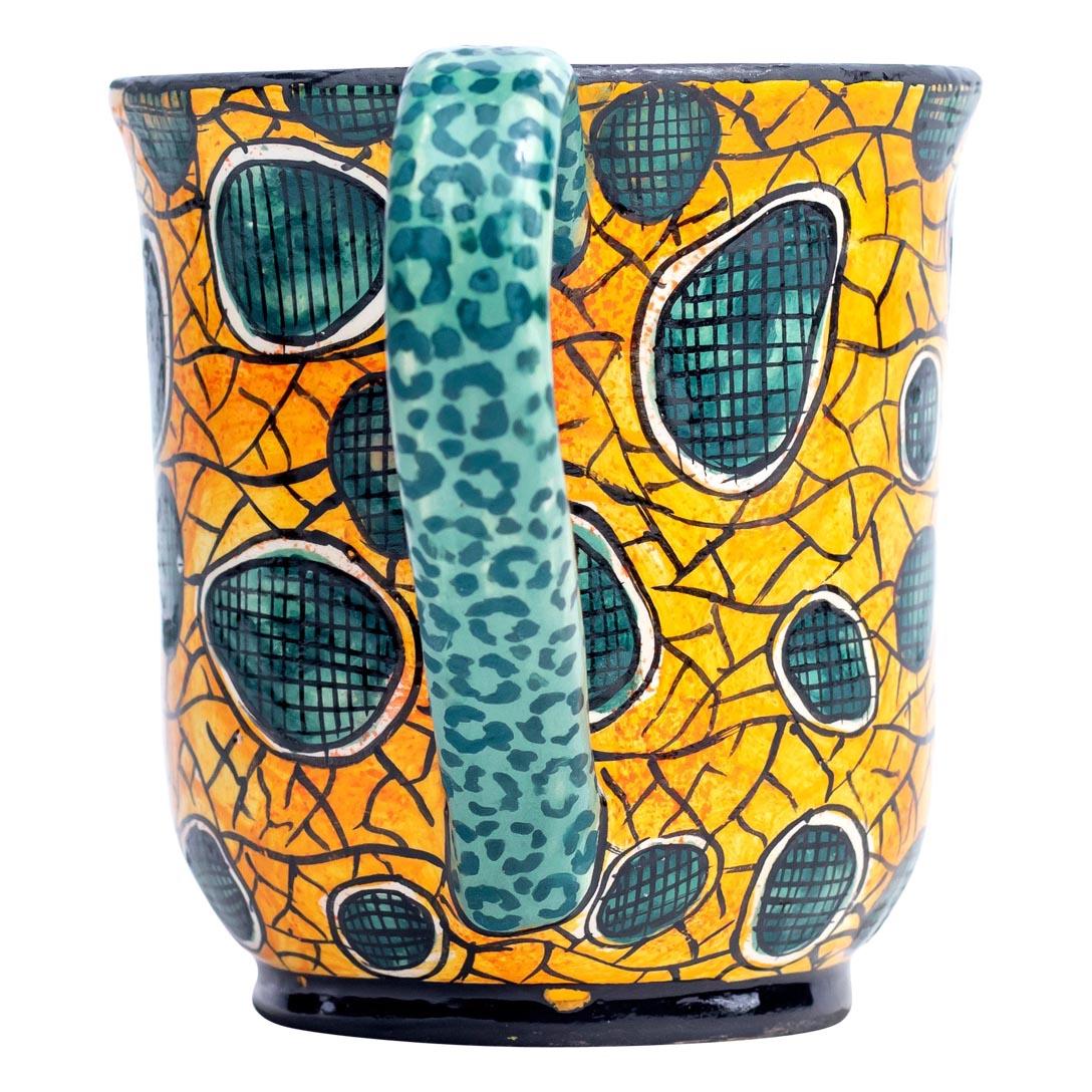 Sculpteur : George Manyathela
Peintre : Junoth Ncube
Dimensions : H 4 in. x L 4 in. x W 4 in.

Conçu en Afrique du Sud en 2024, le mug Leopard Spot - Junoth's Pattern est une célébration vibrante de l'art et de la faune africaine. Sculptée par