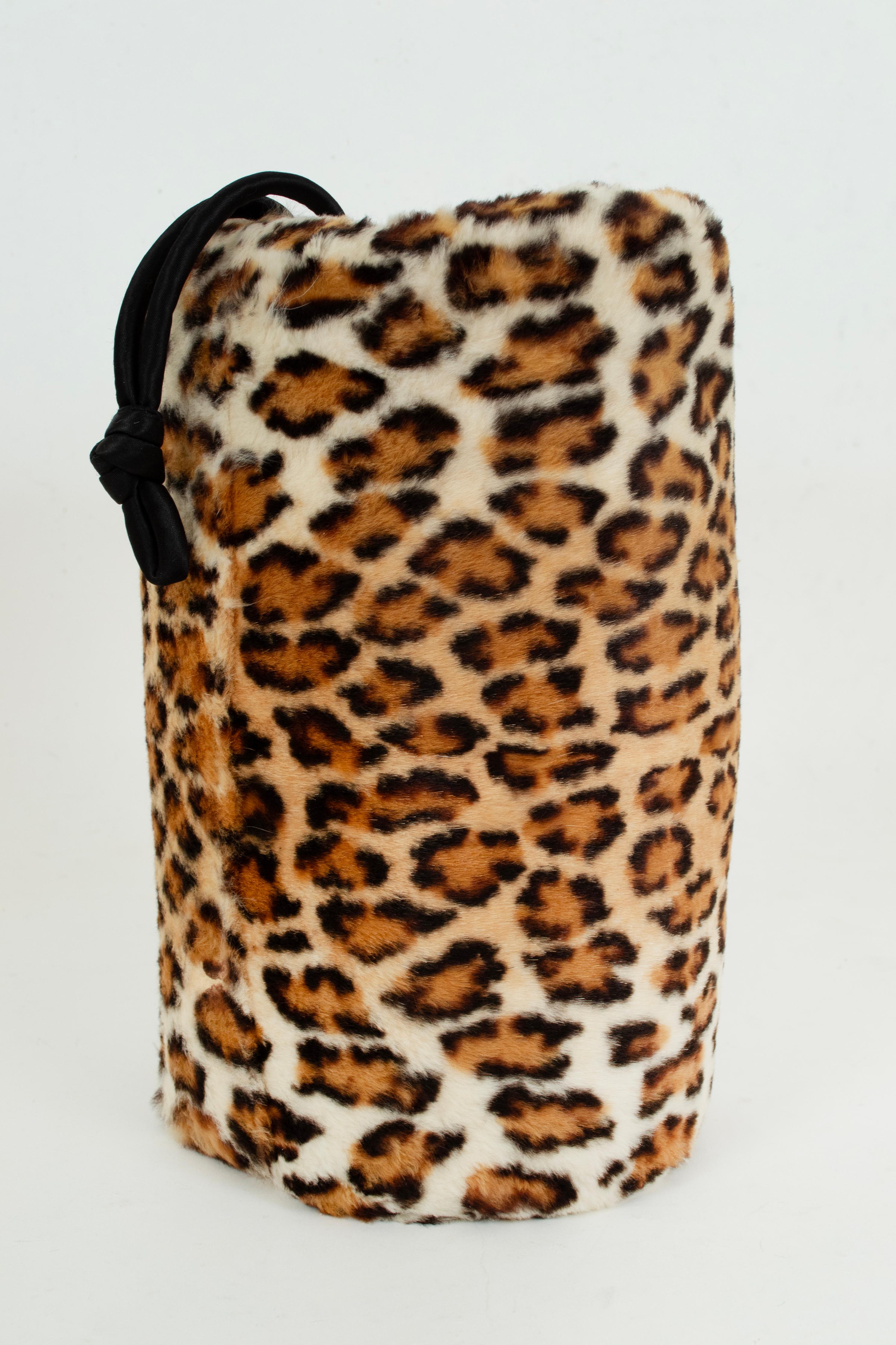 Handwärmer aus Kaninchenfell mit Leopardenmuster und integrierter Wechselgeldtasche, 1950er Jahre im Zustand „Gut“ im Angebot in Tucson, AZ