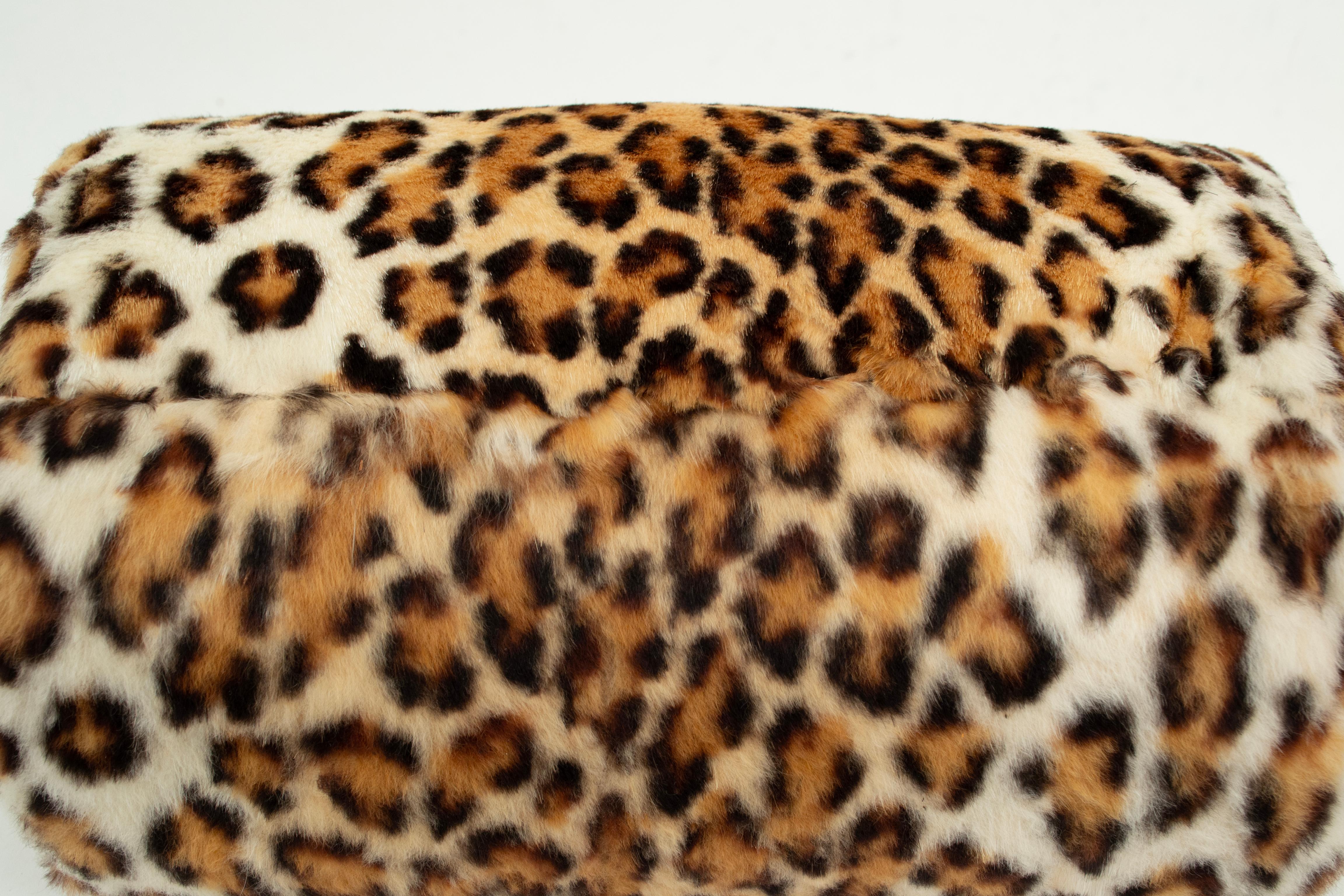 Handwärmer aus Kaninchenfell mit Leopardenmuster und integrierter Wechselgeldtasche, 1950er Jahre im Angebot 1