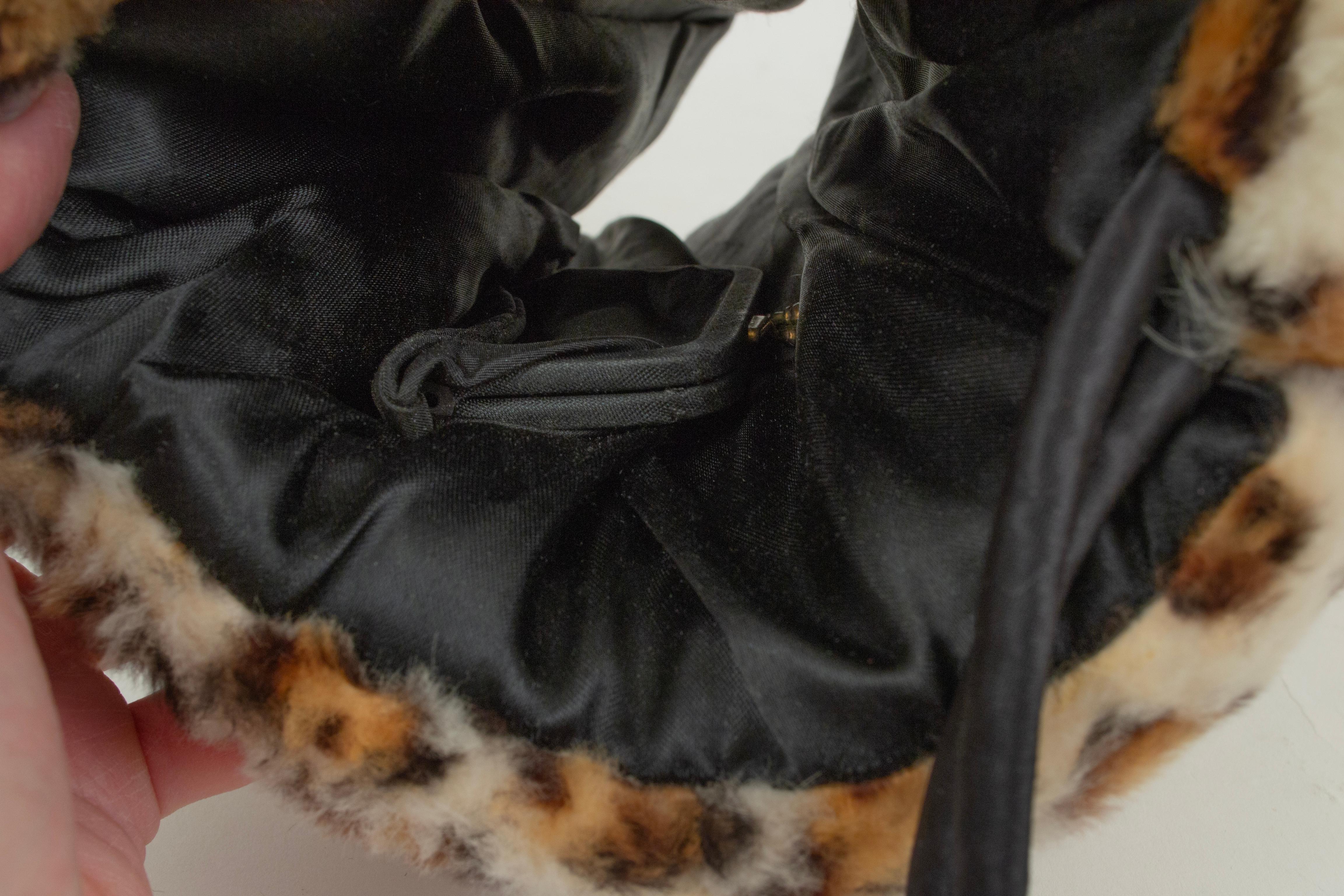 Handwärmer aus Kaninchenfell mit Leopardenmuster und integrierter Wechselgeldtasche, 1950er Jahre im Angebot 2