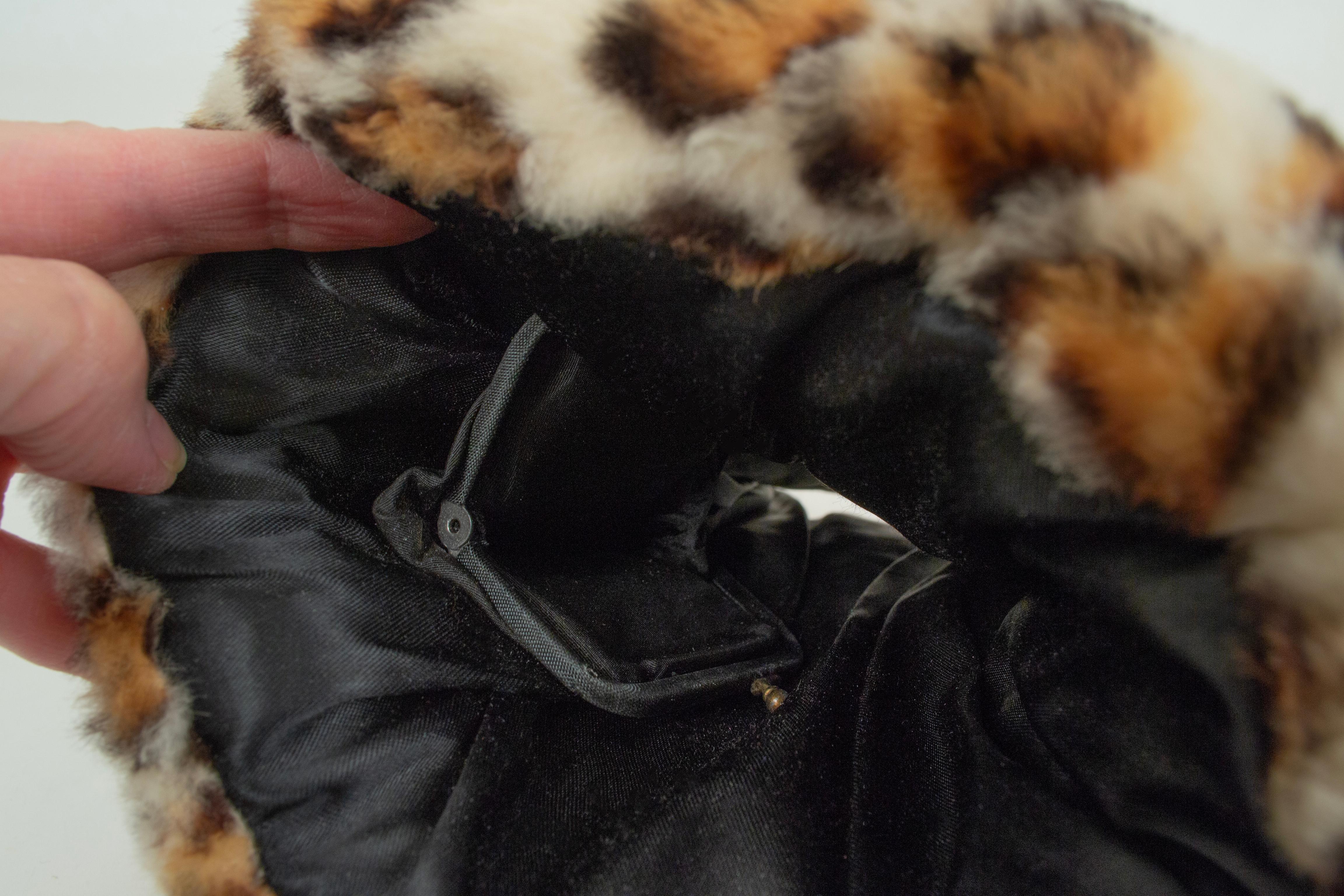 Handwärmer aus Kaninchenfell mit Leopardenmuster und integrierter Wechselgeldtasche, 1950er Jahre im Angebot 4