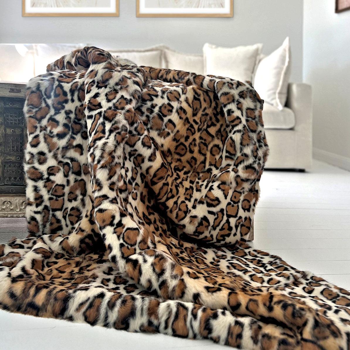 Elegia la massima espressione di calore, stile e opulenza con la coperta con stampa leopardo e tigre, un pezzo forte che trasforma qualsiasi spazio in un'oasi di eleganza sofisticata e senza tempo.

Realizzata con pelliccia di coniglio di alta