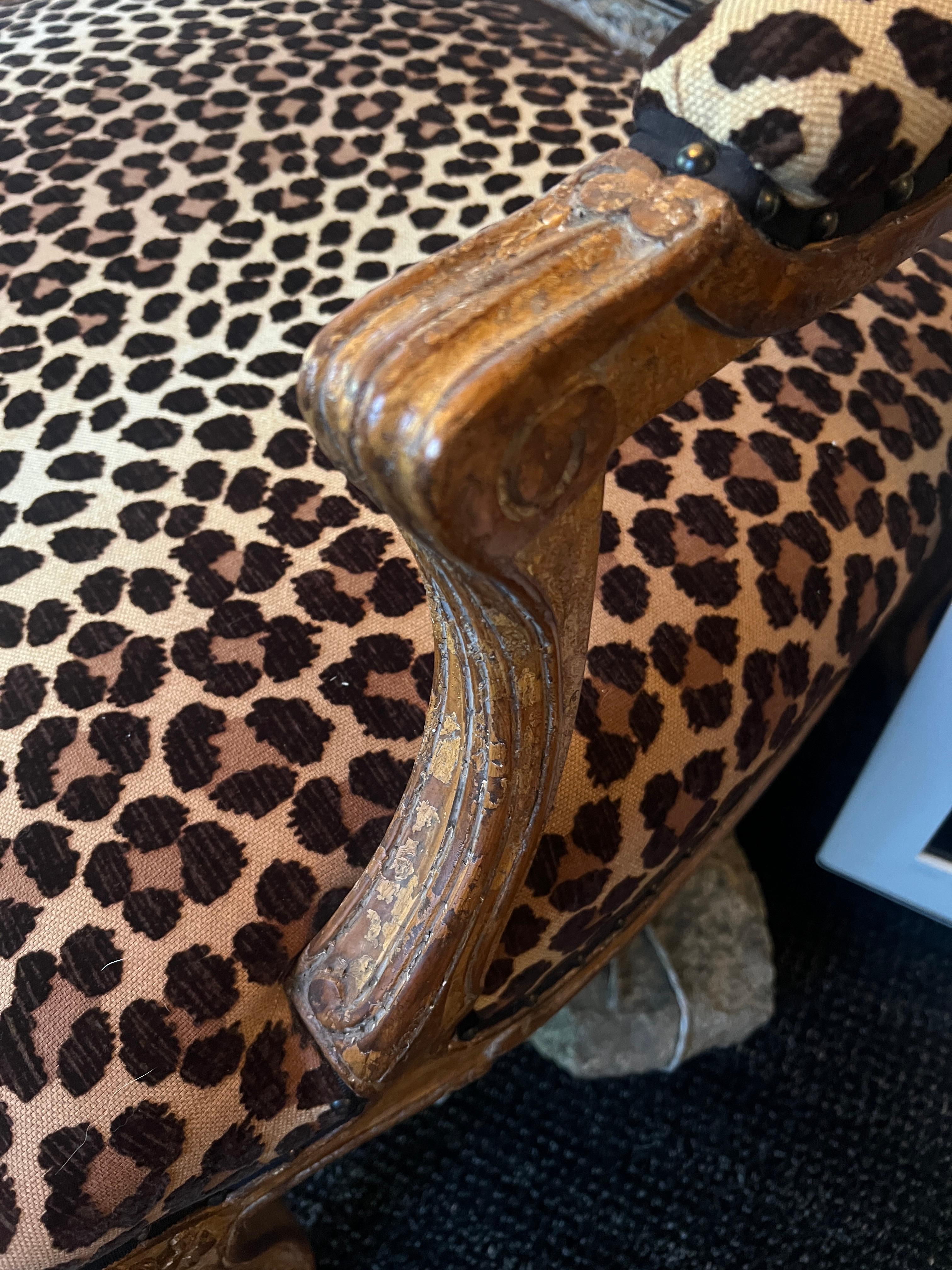 Pareja de Fauteuils franceses tapizados de leopardo a La Reine en venta 4