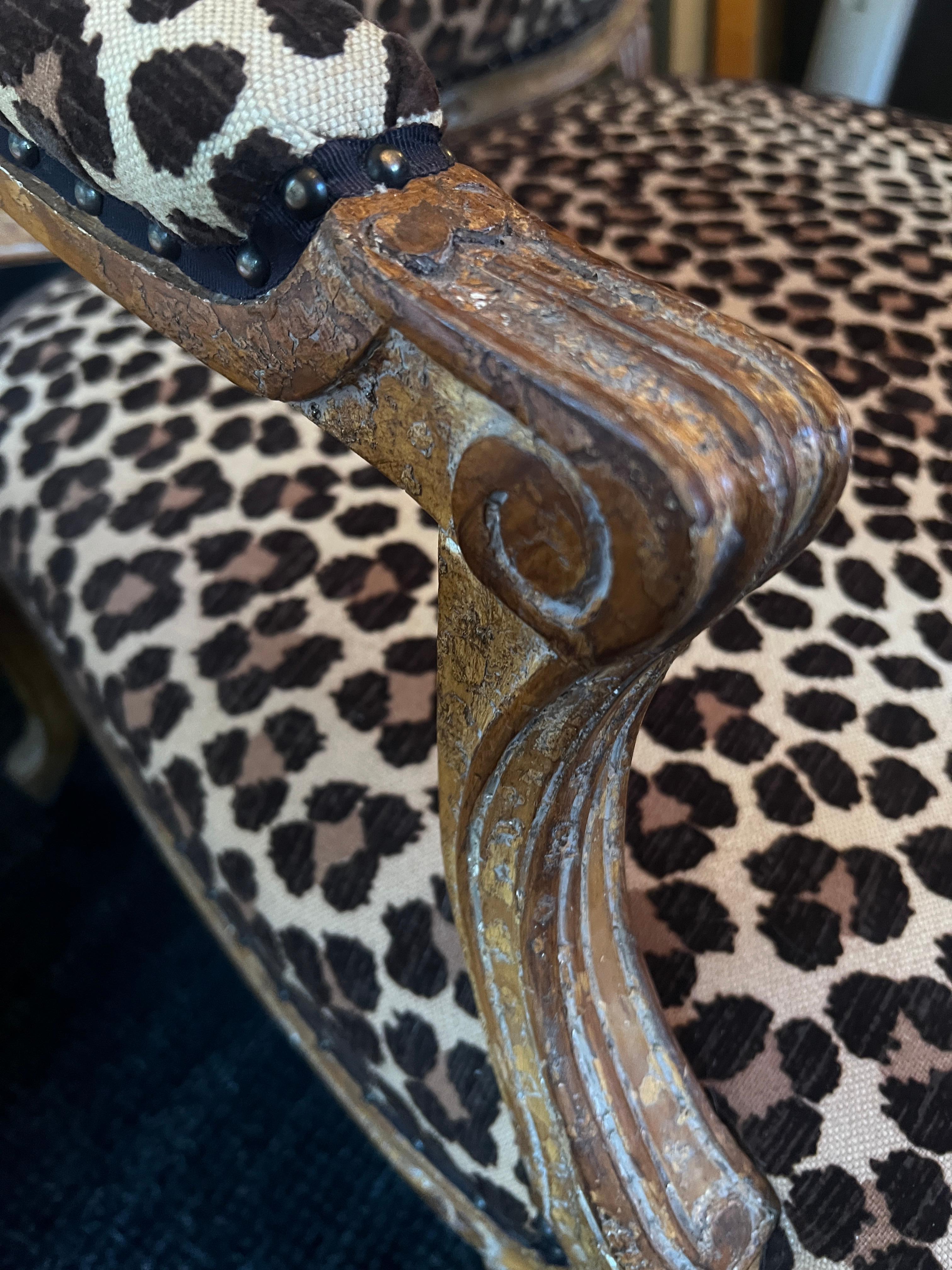 Pareja de Fauteuils franceses tapizados de leopardo a La Reine en venta 5