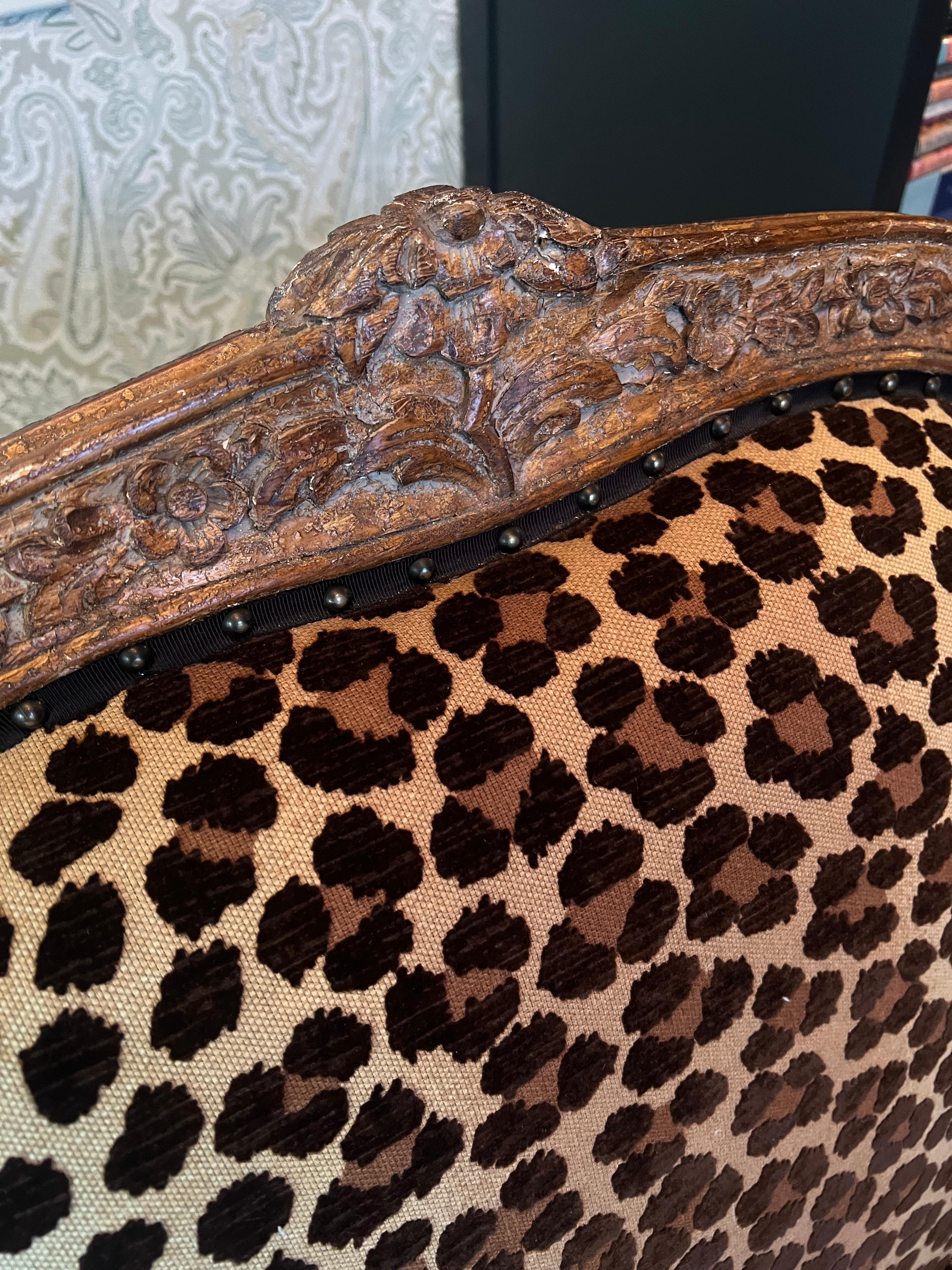 Pareja de Fauteuils franceses tapizados de leopardo a La Reine en venta 6