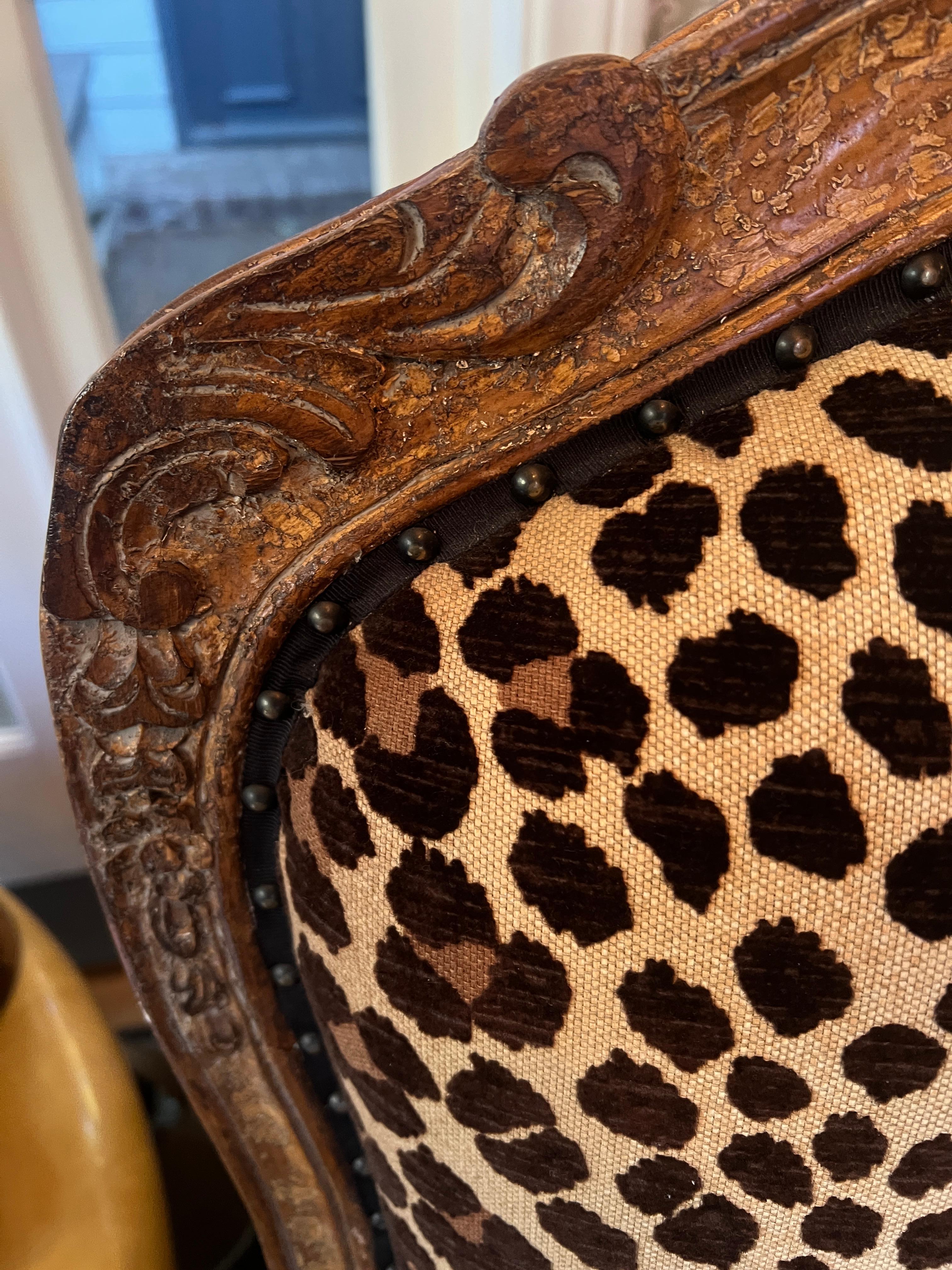 Pareja de Fauteuils franceses tapizados de leopardo a La Reine en venta 7