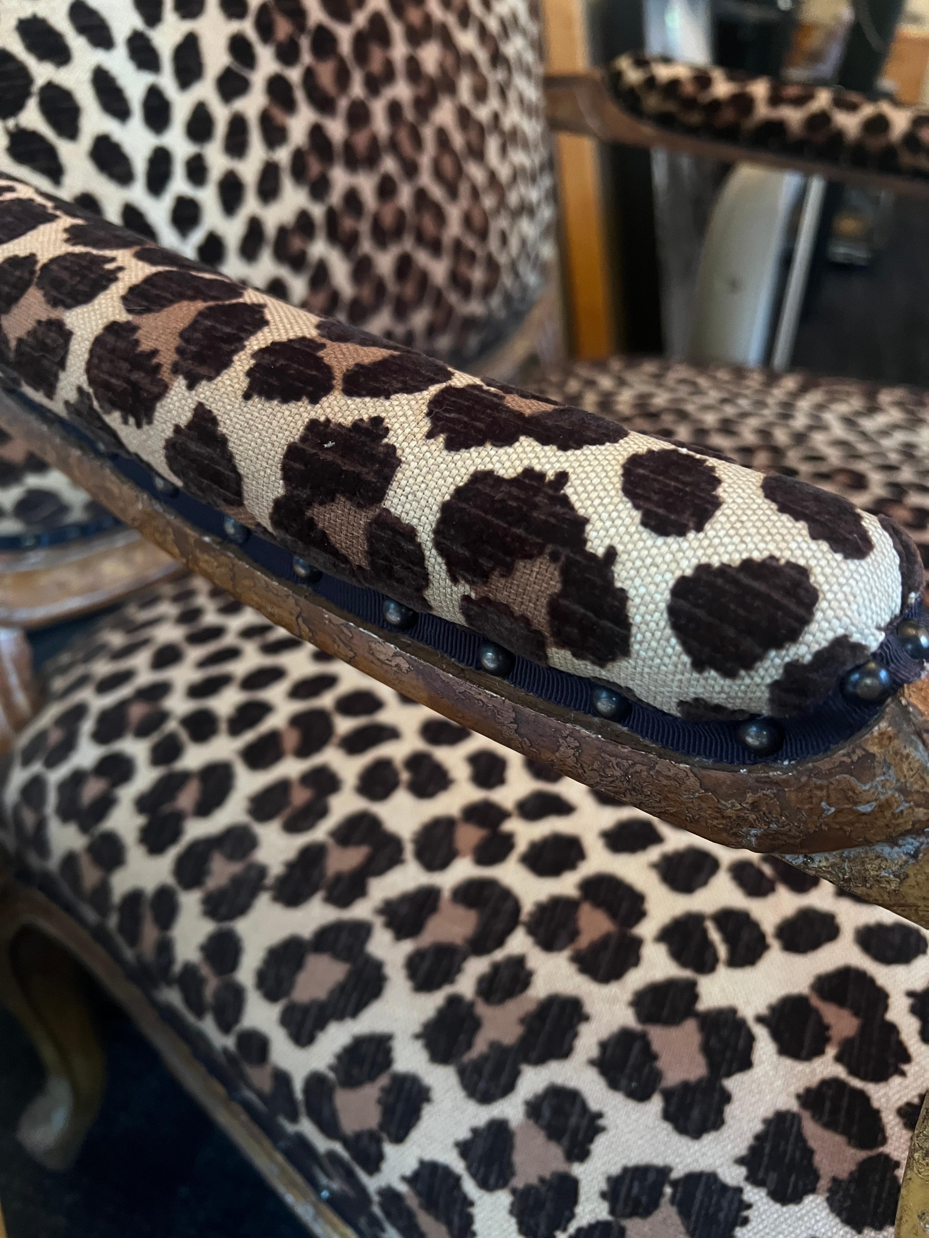 Pareja de Fauteuils franceses tapizados de leopardo a La Reine en venta 8