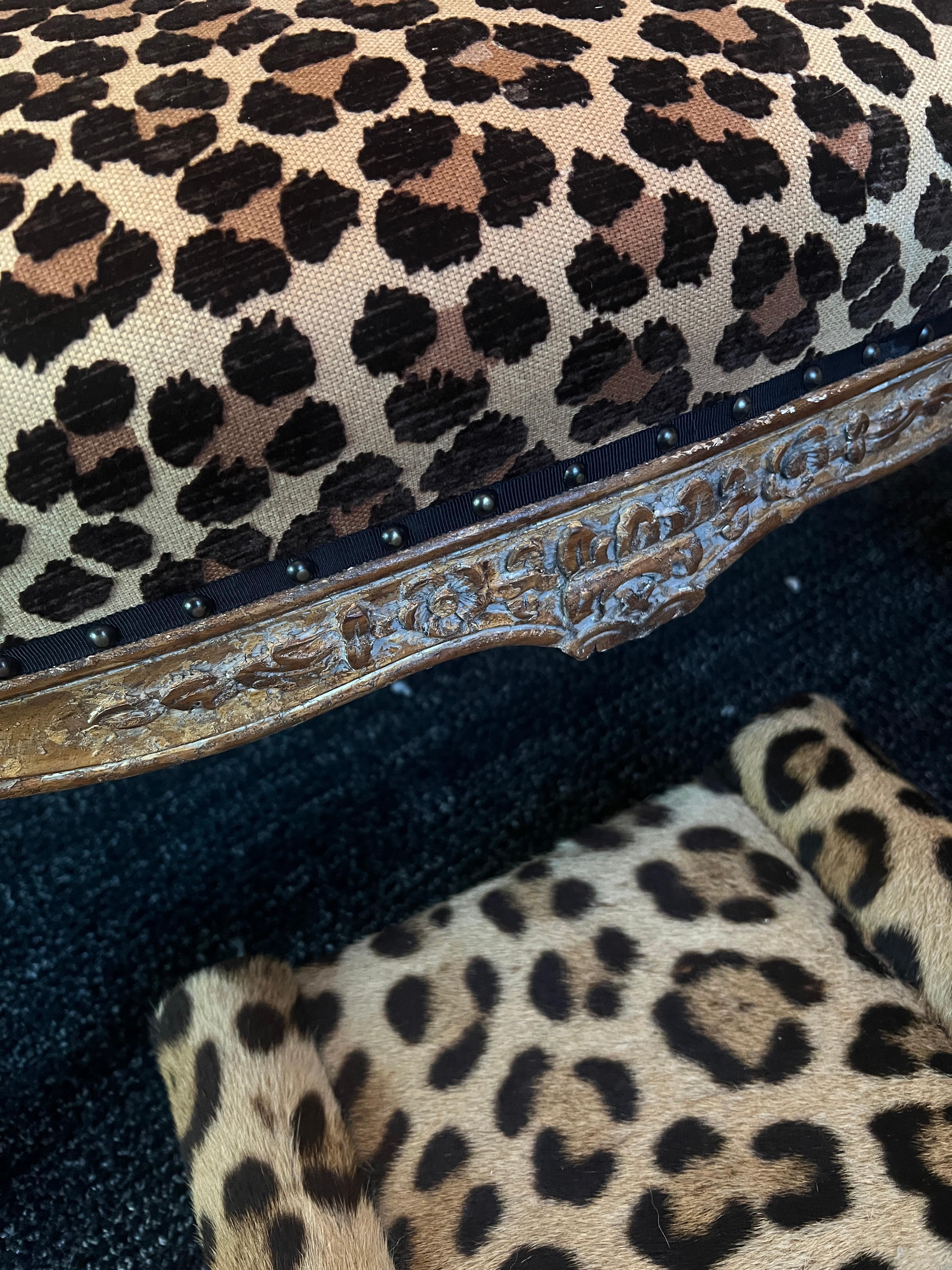 Pareja de Fauteuils franceses tapizados de leopardo a La Reine en venta 9