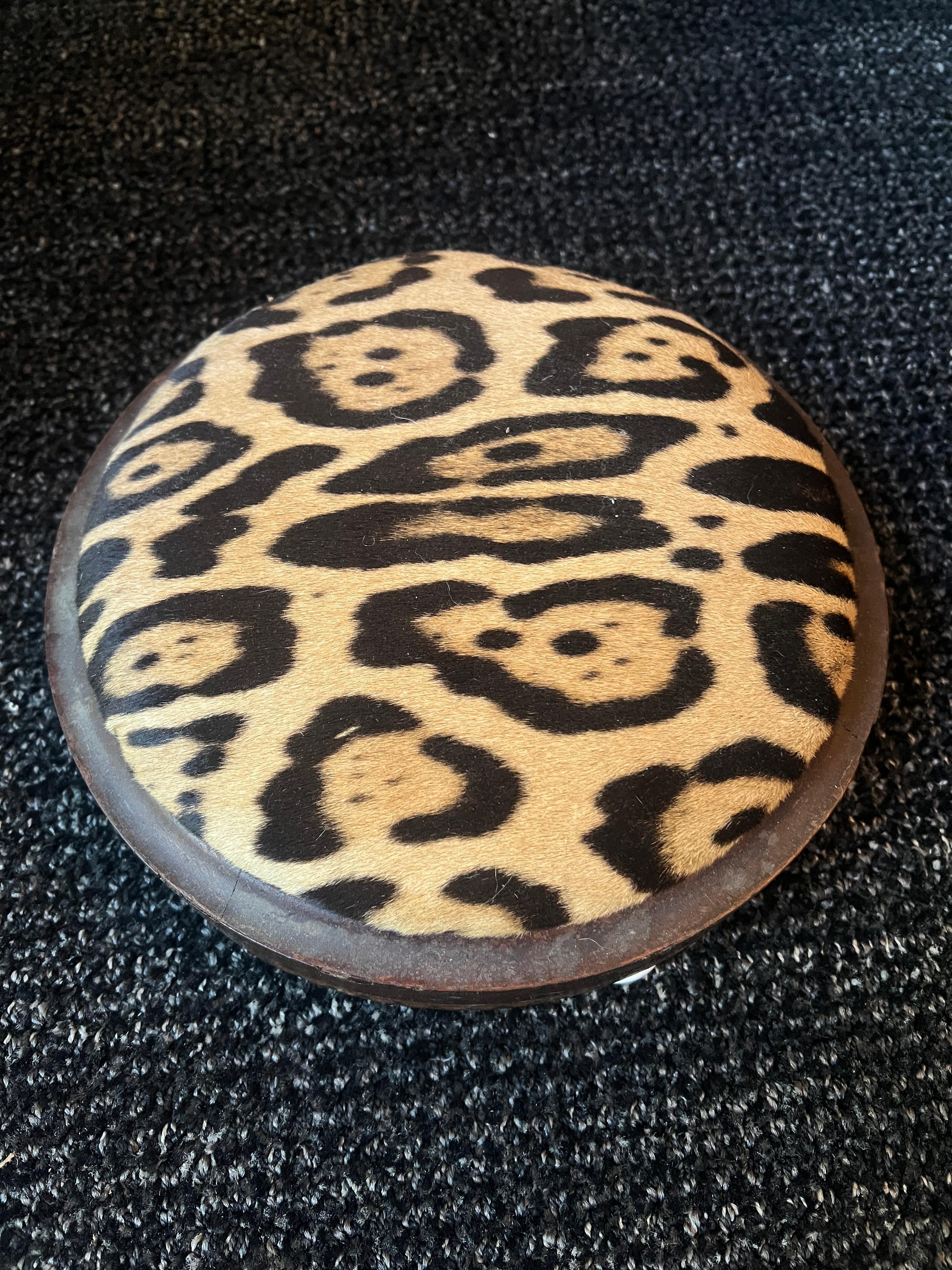 Pareja de Fauteuils franceses tapizados de leopardo a La Reine en venta 10
