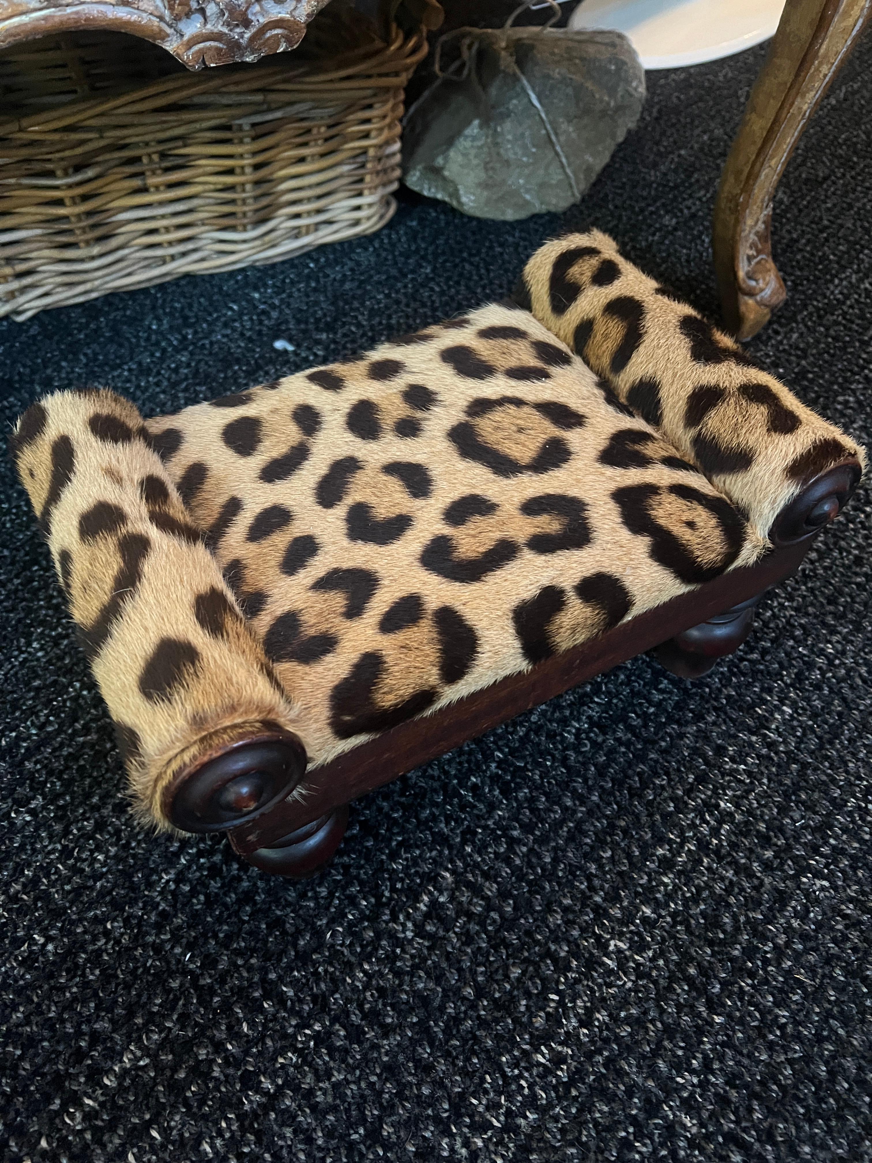 Pareja de Fauteuils franceses tapizados de leopardo a La Reine en venta 11