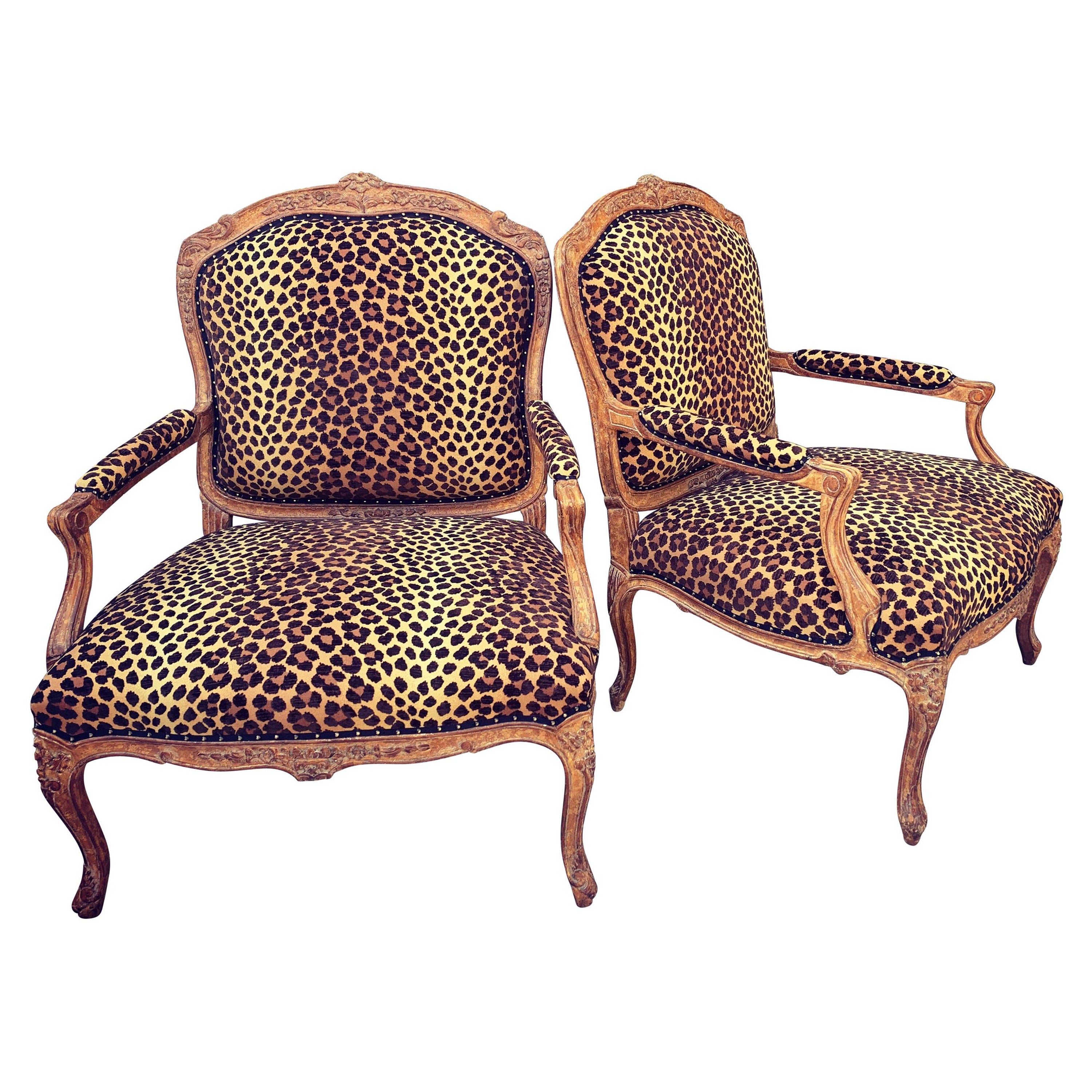 Paire de Fauteuils français tapissés de léopard à La Reine