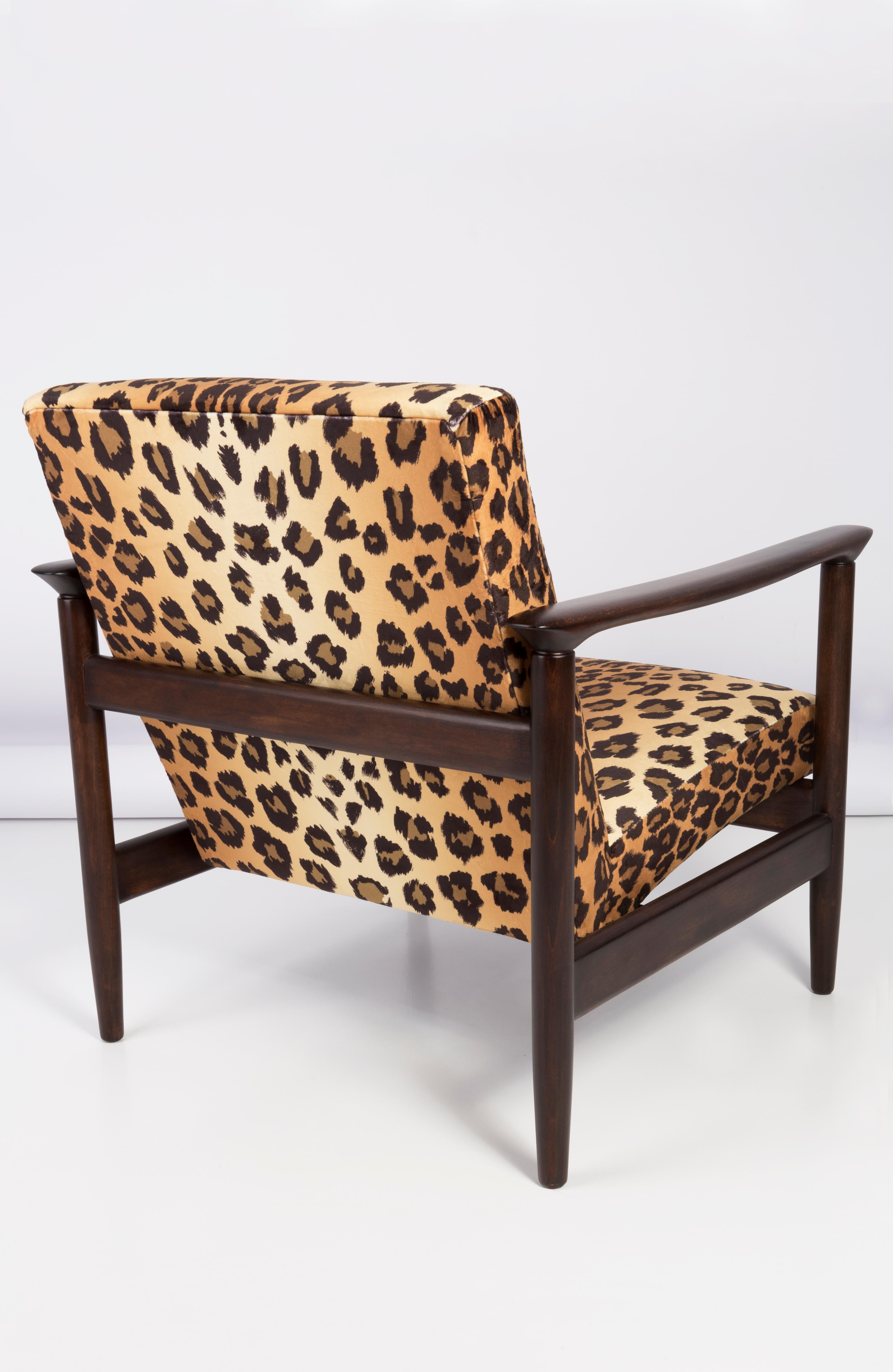 Leopard Velvet Armchair, Hollywood Regency, Dark Wood, Edmund Homa, 1960s Poland In Excellent Condition For Sale In 05-080 Hornowek, PL