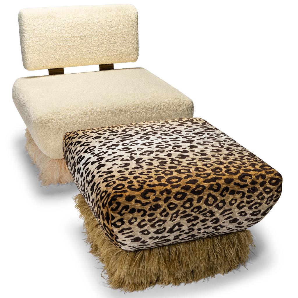 Pouf en velours léopard avec bordure en plumes d'autruche couleur champagne en vente 1