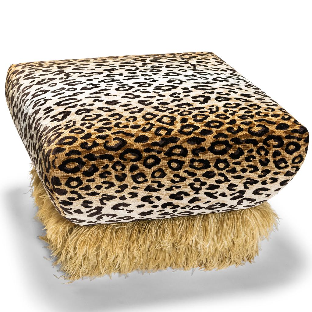 Moderno Velluto leopardato con finiture in piume di struzzo color champagne, pouf in struzzo in vendita