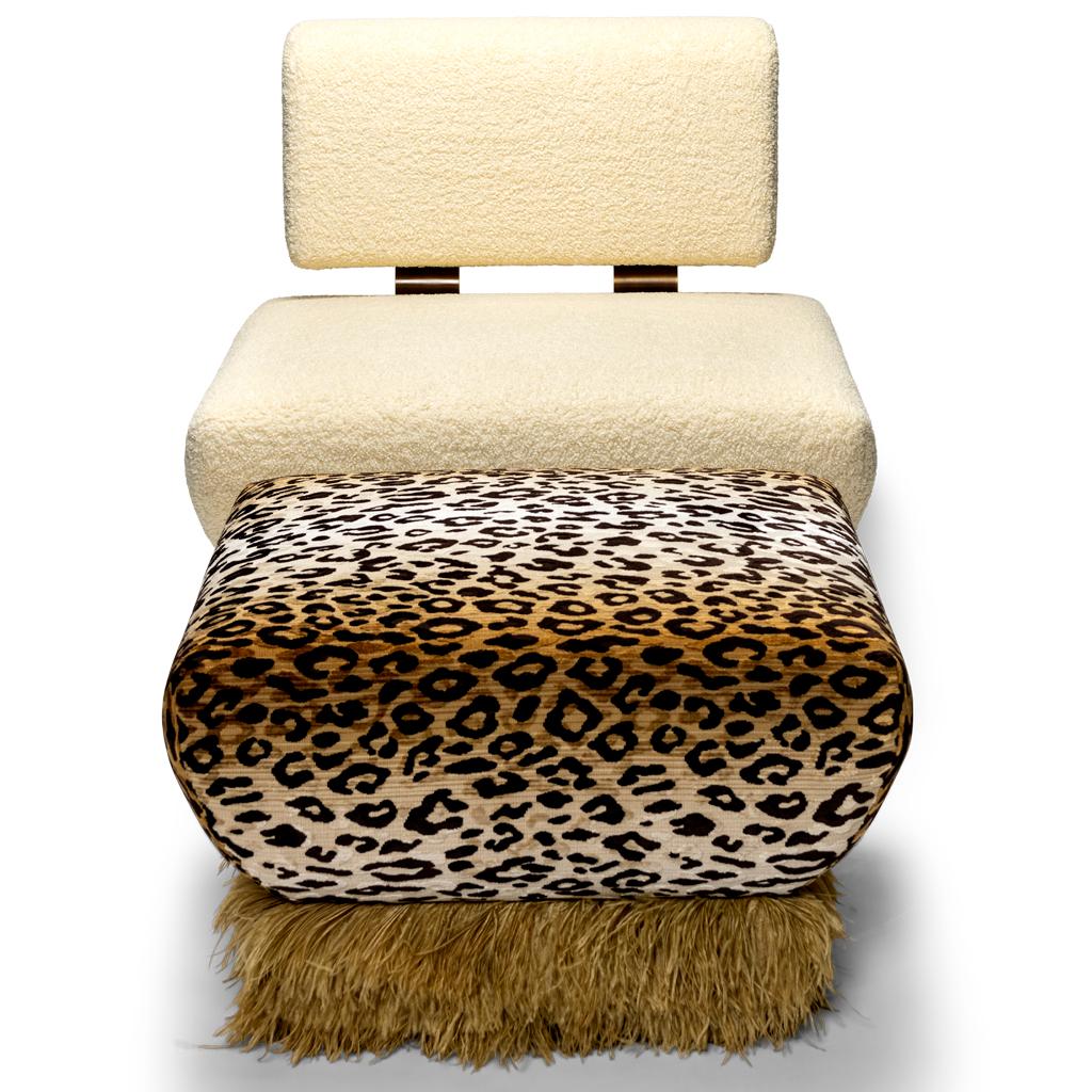 Plumes Pouf en velours léopard avec bordure en plumes d'autruche couleur champagne en vente