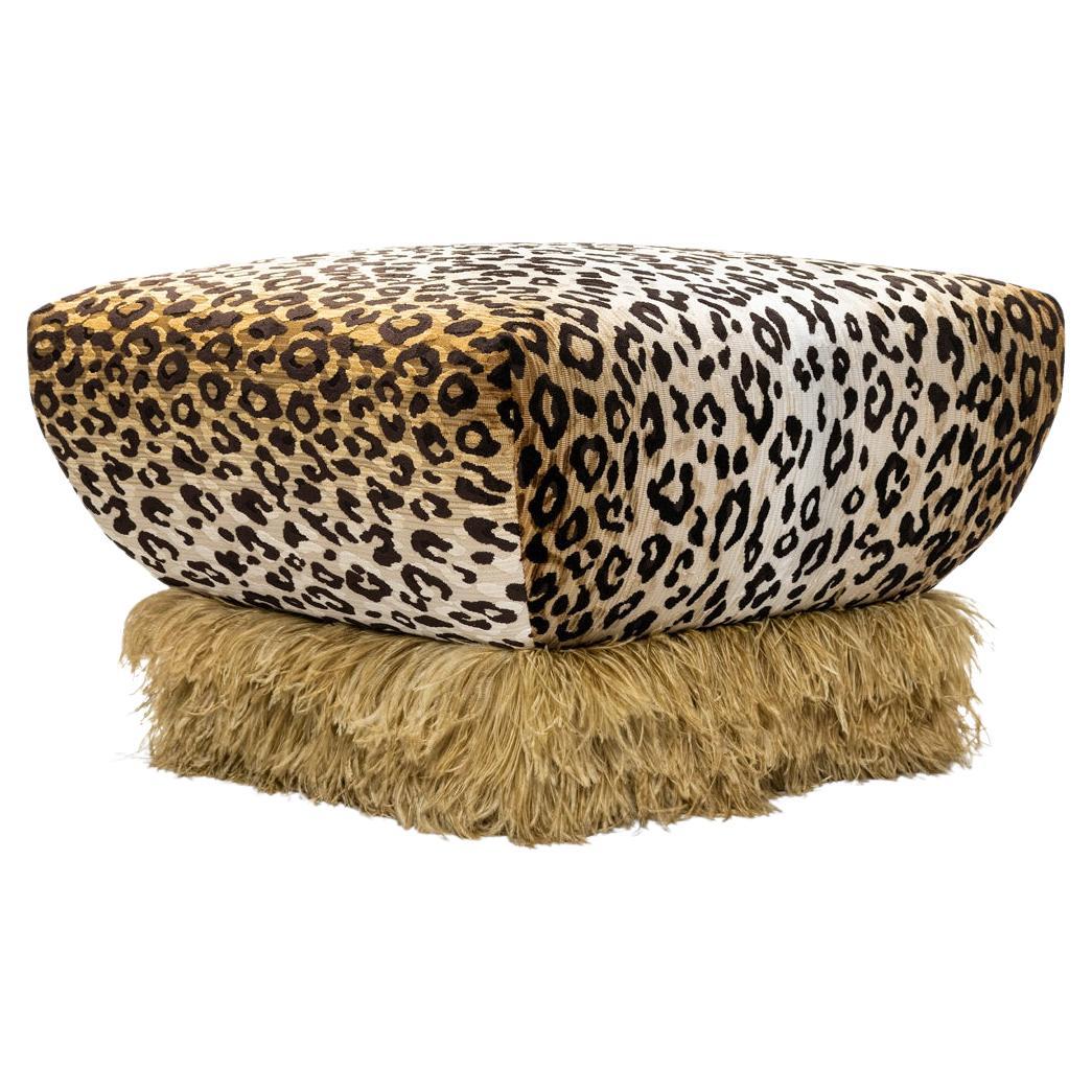 Pouf en velours léopard avec bordure en plumes d'autruche couleur champagne