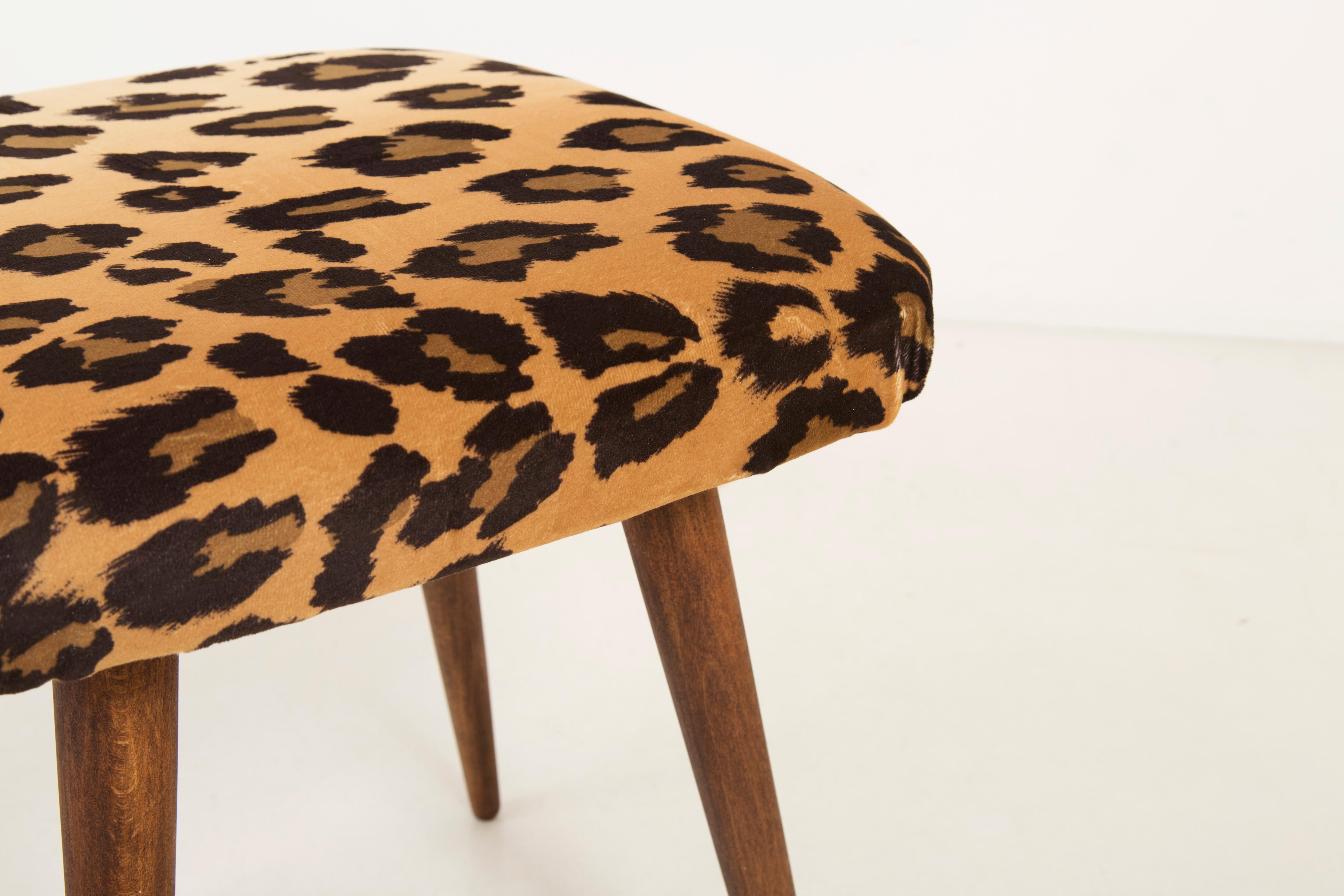 Leopard Vintage Hocker, 1960er Jahre (Polnisch) im Angebot