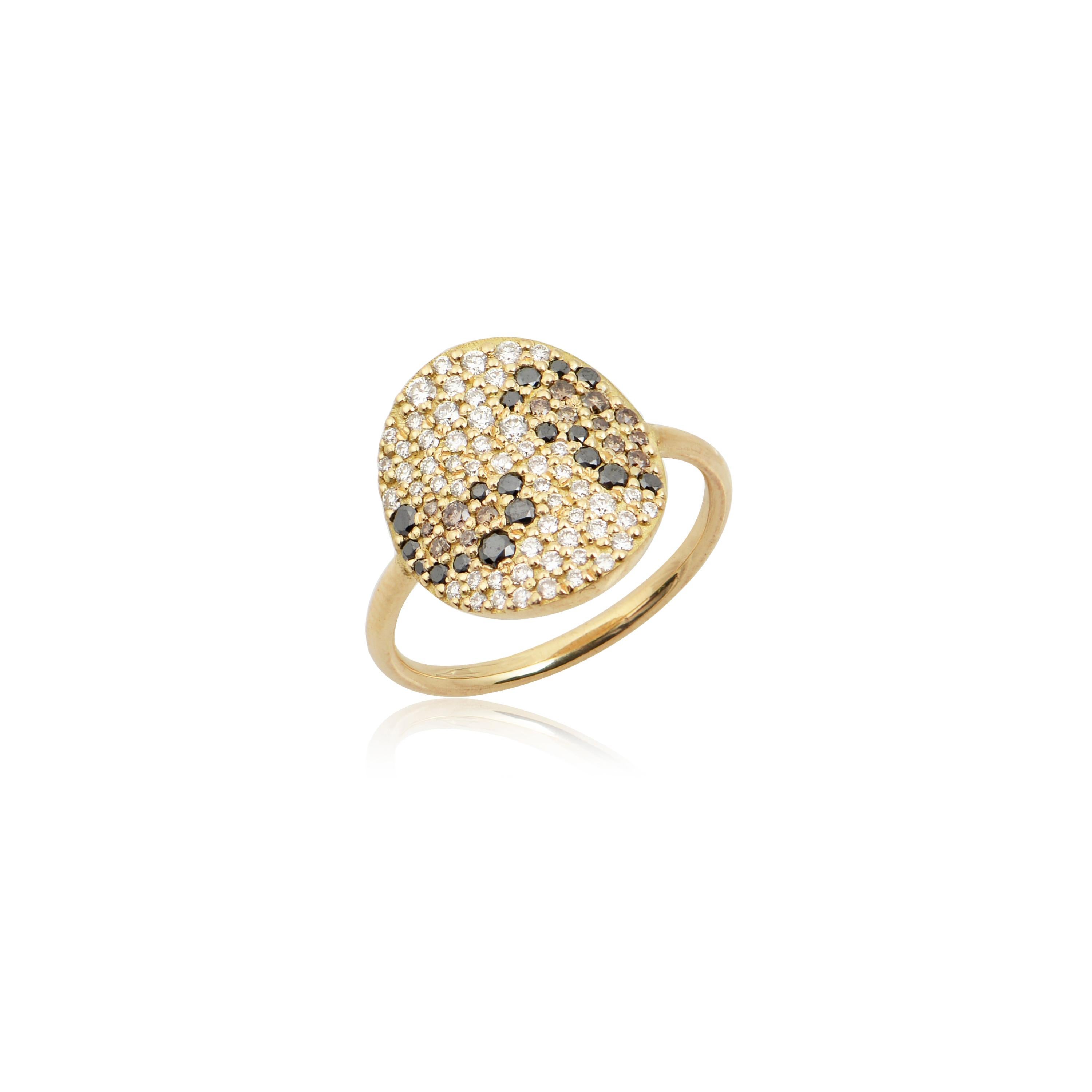 Designer : Alexia Gryllaki
Dimensions : L13x15mm
Taille de la bague : UK L, US 5 3/4
Poids : environ 4,3 g  
Code barre : NEX2006

Bague chevalière en or jaune 18 carats imprimé léopard avec des diamants incolores, noirs et bruns taillés en brillant