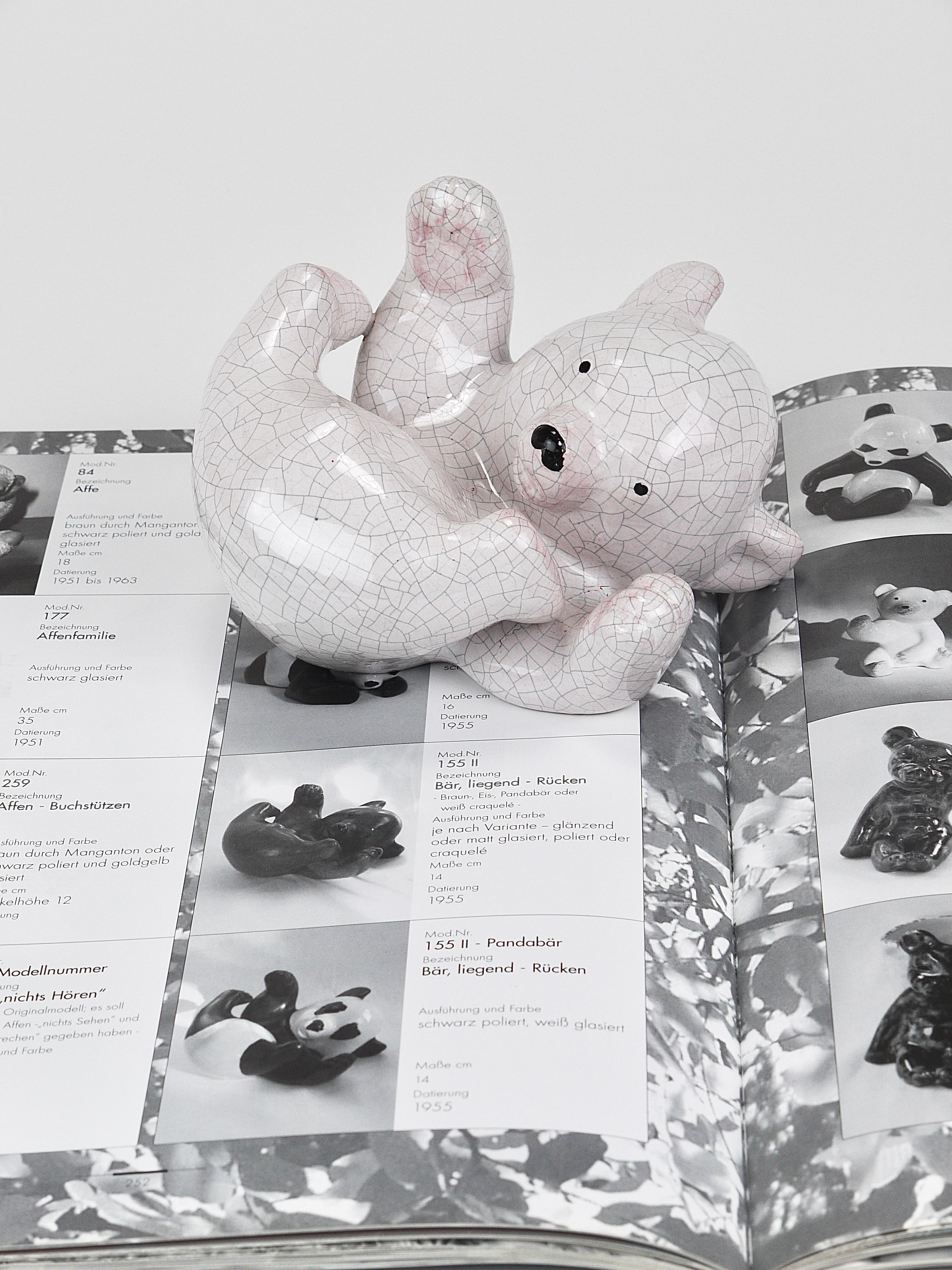 Un'affascinante scultura di metà secolo degli anni '50, raffigurante un cucciolo di orso polare sdraiato sulla schiena e intento a giocare, opera di Leopold Anzengruber Keramik, Vienna, Austria. Realizzato a mano in ceramica con un'incantevole