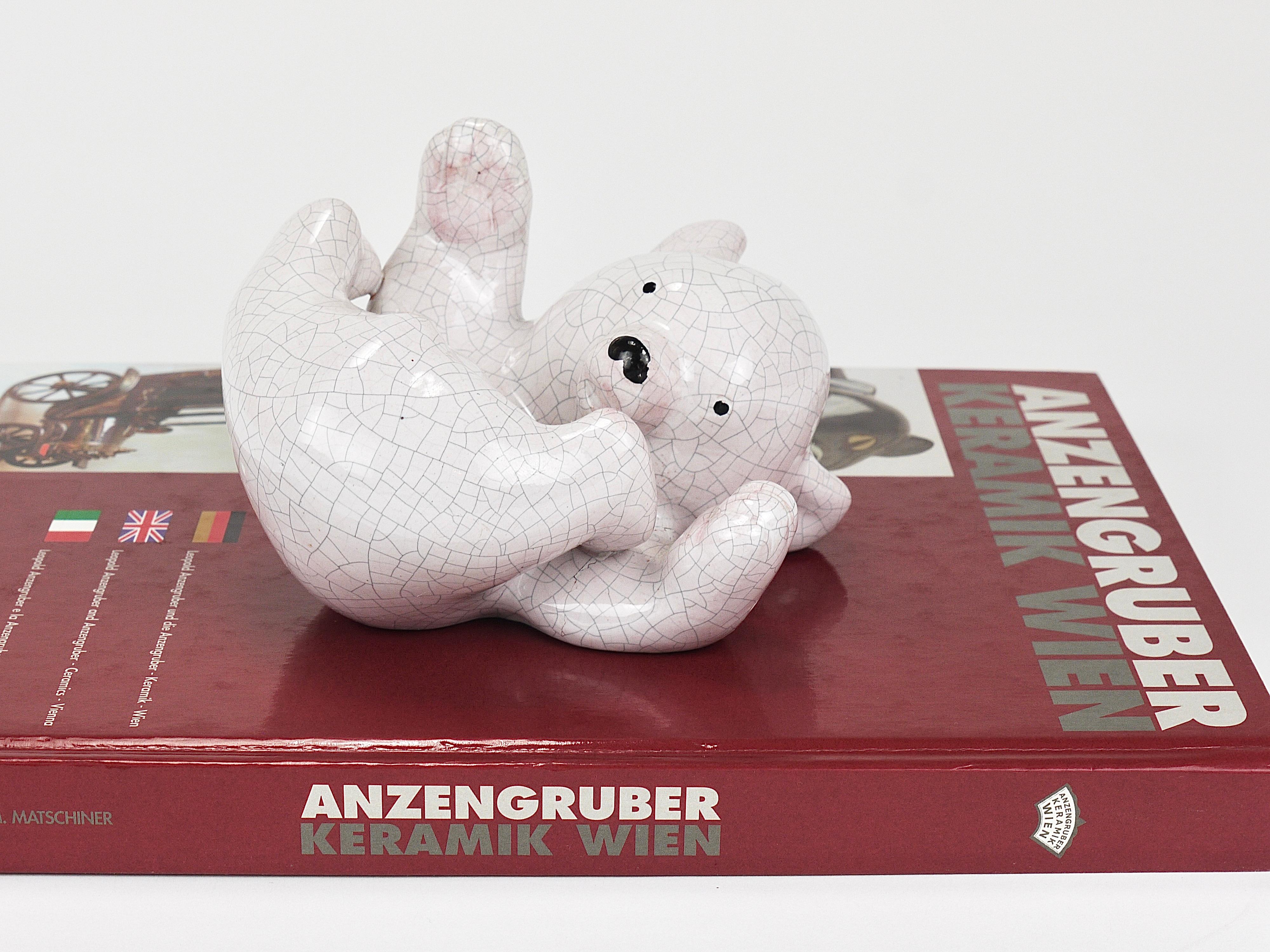 Austriaco Scultura in ceramica con cucciolo di orso polare di Leopold Anzengruber, Austria, anni '50 in vendita