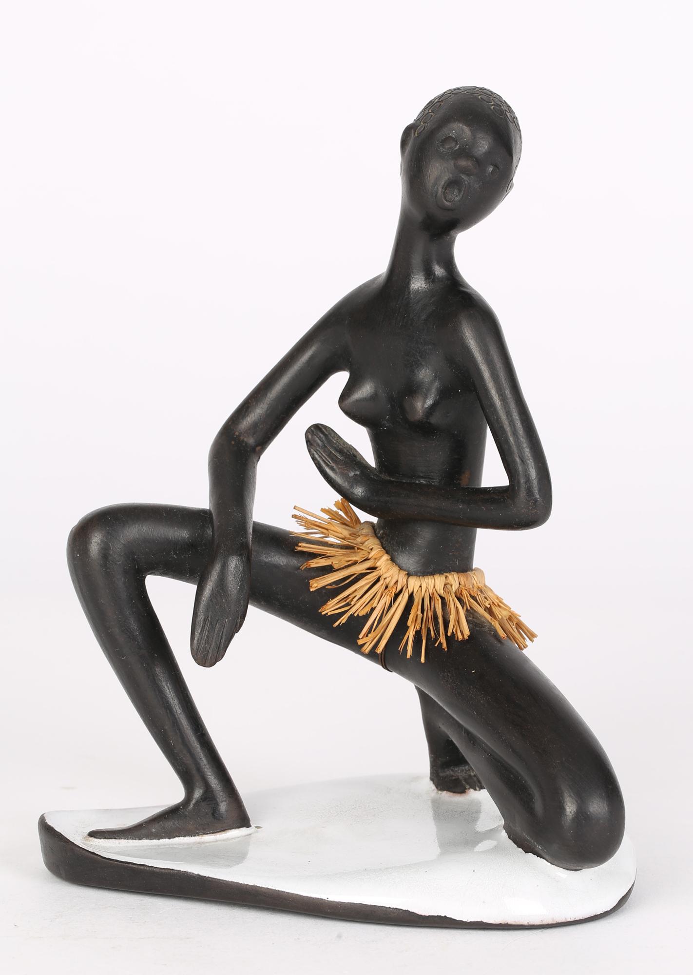 Afrikanische Fraufigur aus Wiener Keramik von Leopold Anzengruber aus der Mitte des Jahrhunderts (Mitte des 20. Jahrhunderts) im Angebot