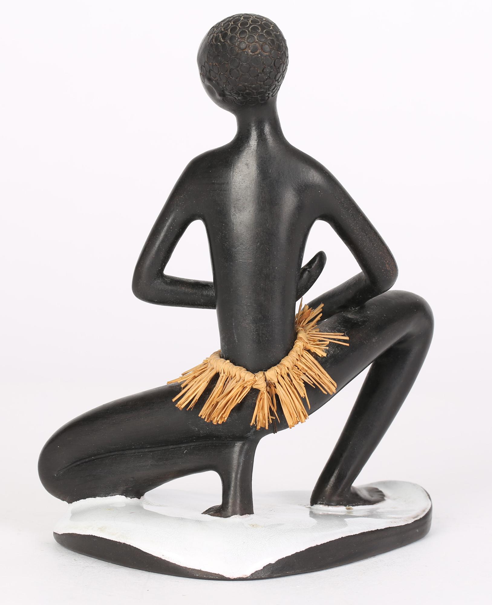 Figurine de femme africaine Leopold Anzengruber de poterie viennoise du milieu du siècle dernier en vente 5