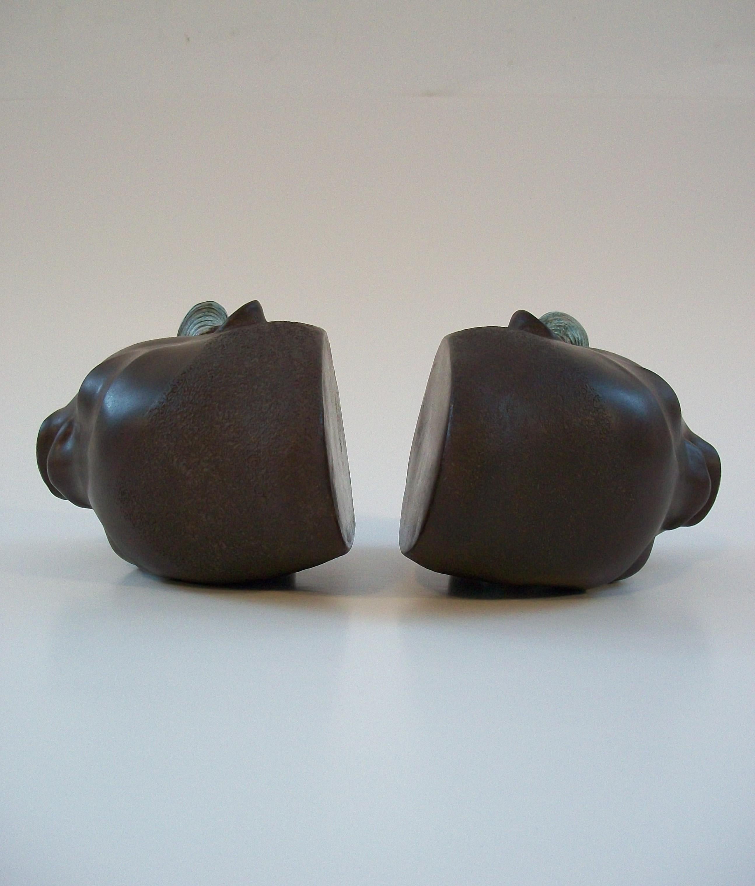 LEOPOLD ANZENGRUBER - Coppia di reggilibri in ceramica con donne africane - Austria - C.I.C. 1950 in vendita 4