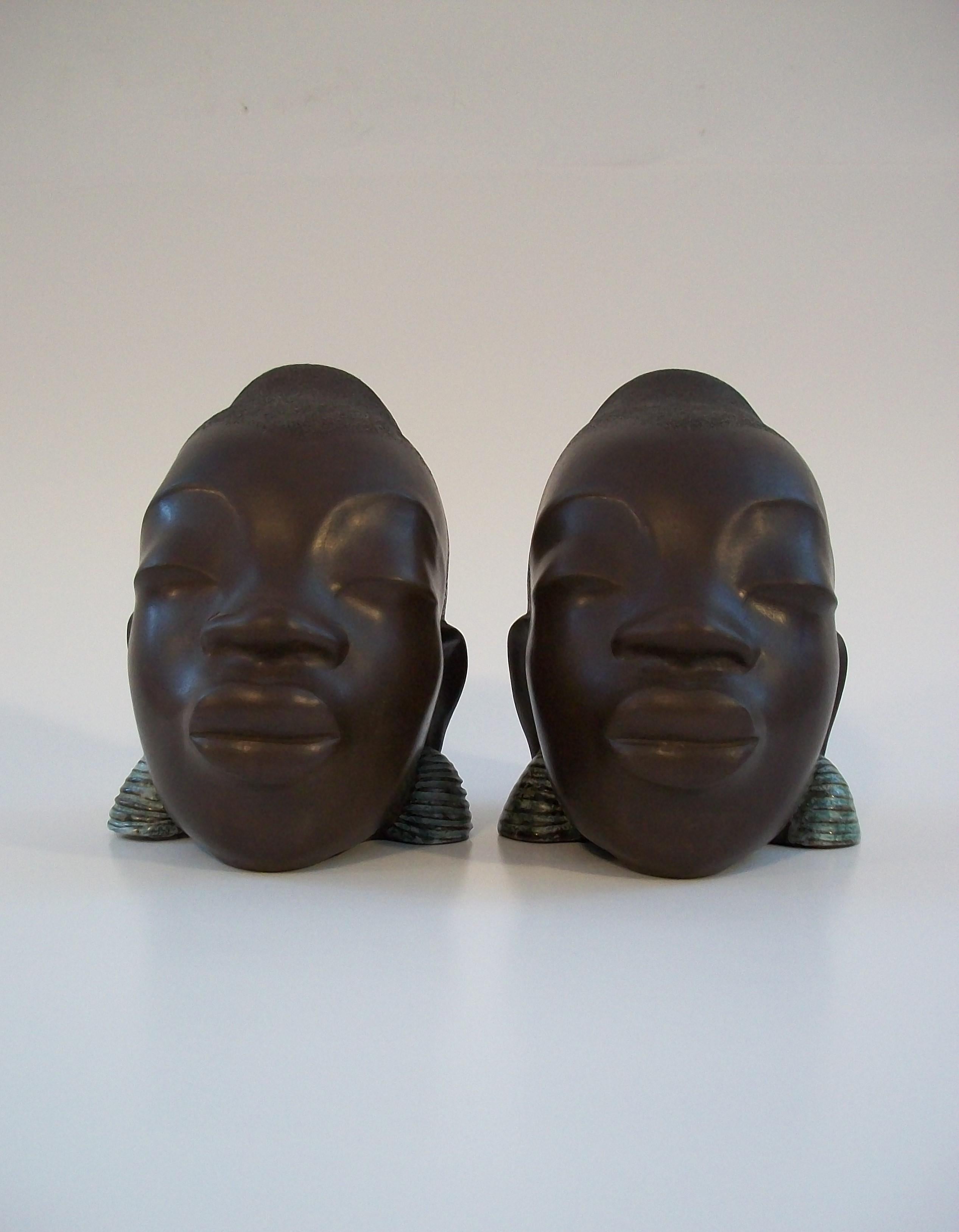 LEOPOLD ANZENGRUBER (1912-1979) - Rara coppia di straordinari fermalibri in ceramica scultorea realizzati a mano a metà del secolo scorso - ciascuno raffigura la testa scolpita di una donna nordafricana con grandi orecchini e collana metallici