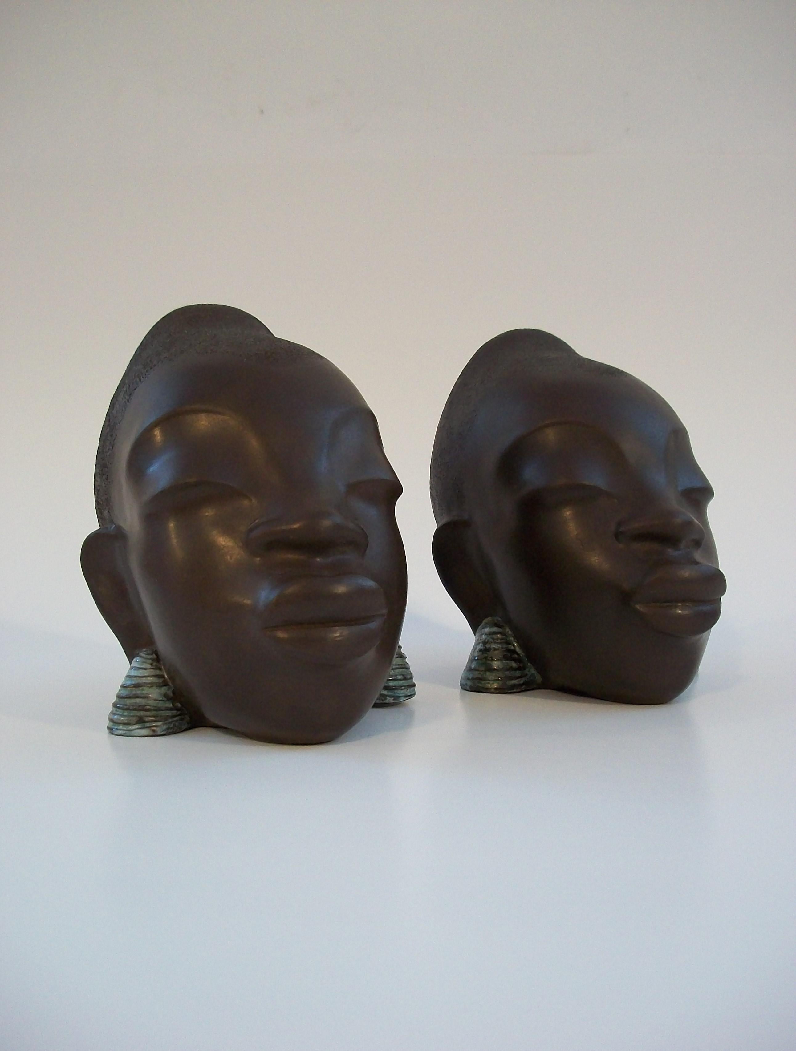 Mid-Century moderno LEOPOLD ANZENGRUBER - Coppia di reggilibri in ceramica con donne africane - Austria - C.I.C. 1950 in vendita
