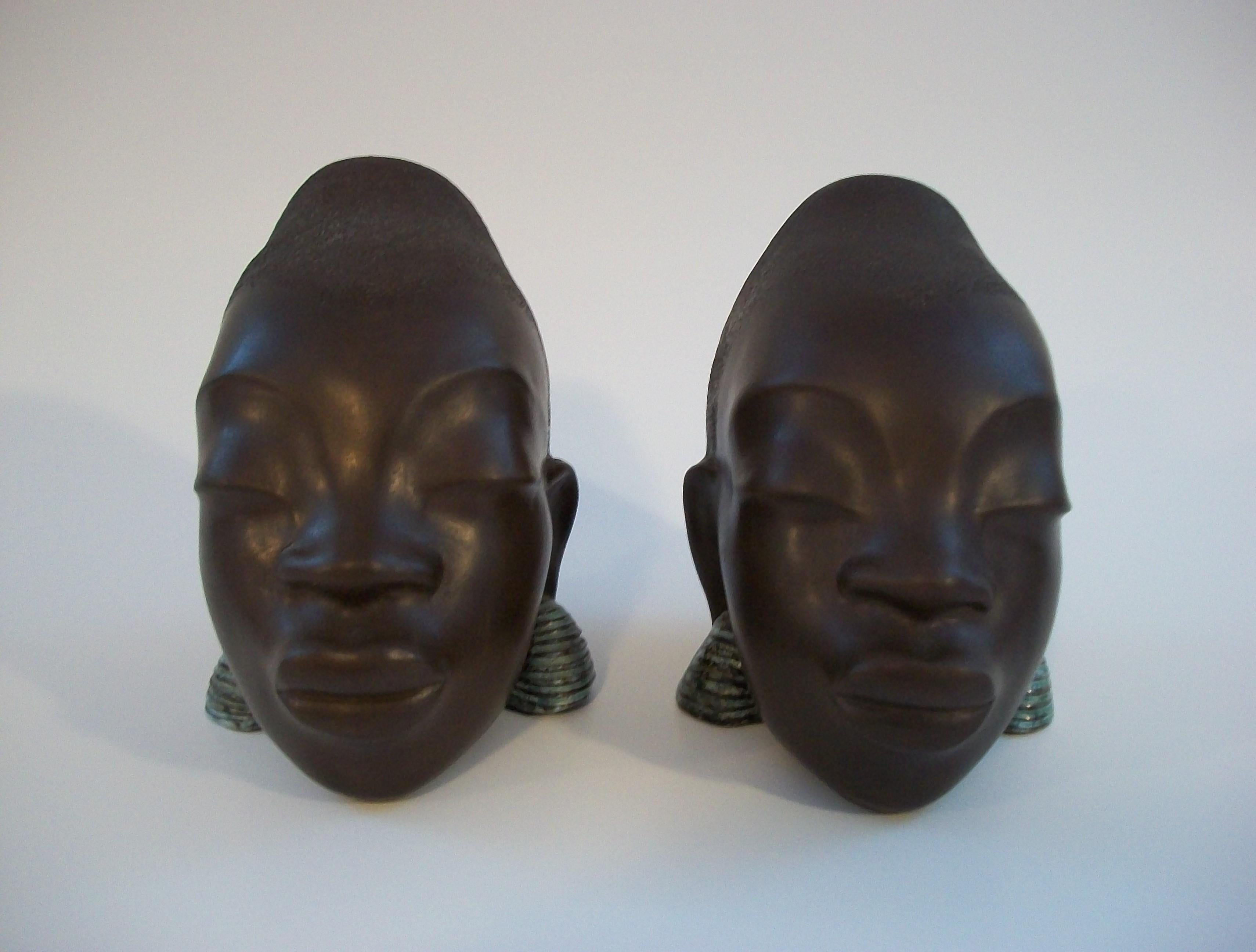 Austriaco LEOPOLD ANZENGRUBER - Coppia di reggilibri in ceramica con donne africane - Austria - C.I.C. 1950 in vendita