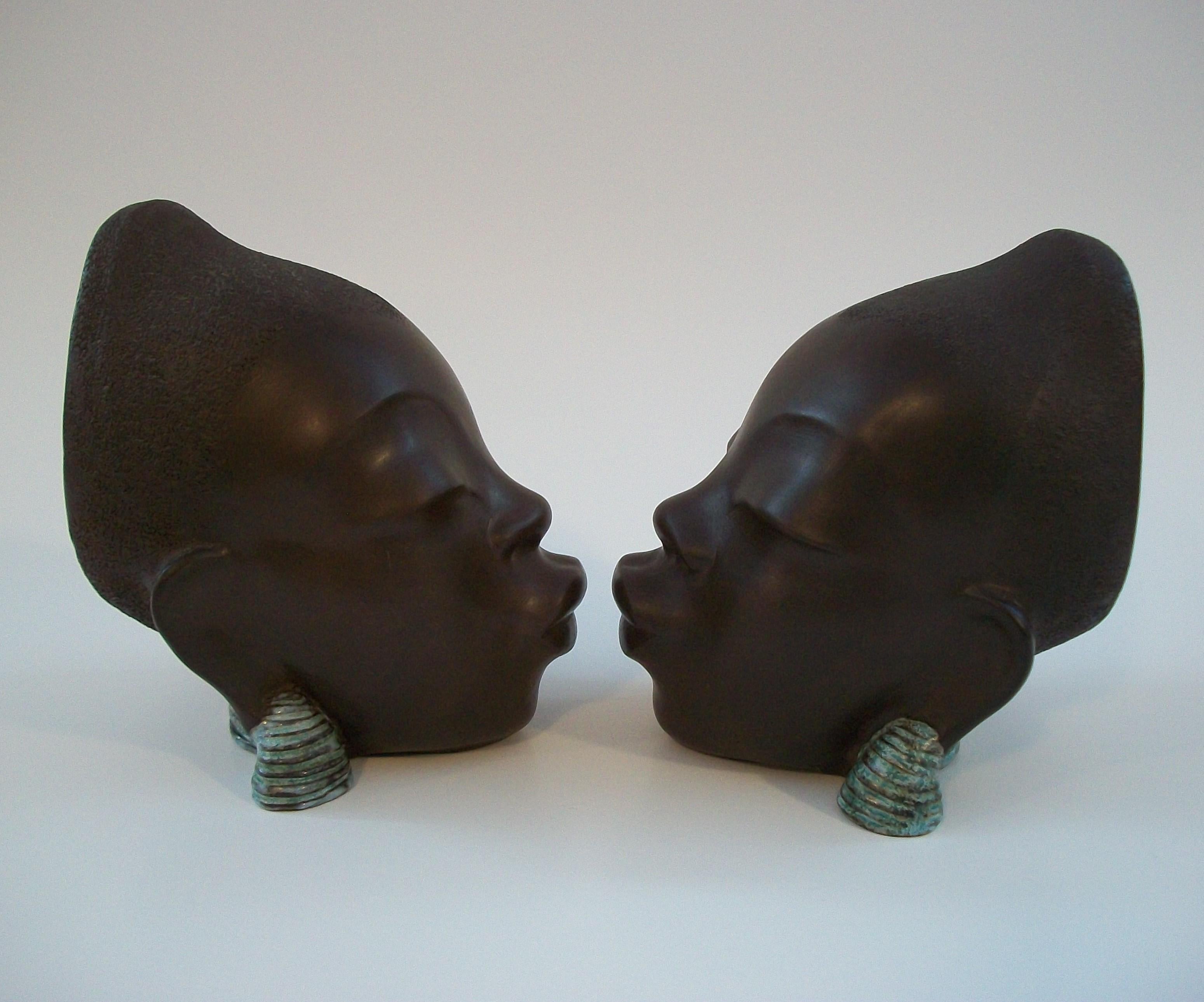 XX secolo LEOPOLD ANZENGRUBER - Coppia di reggilibri in ceramica con donne africane - Austria - C.I.C. 1950 in vendita