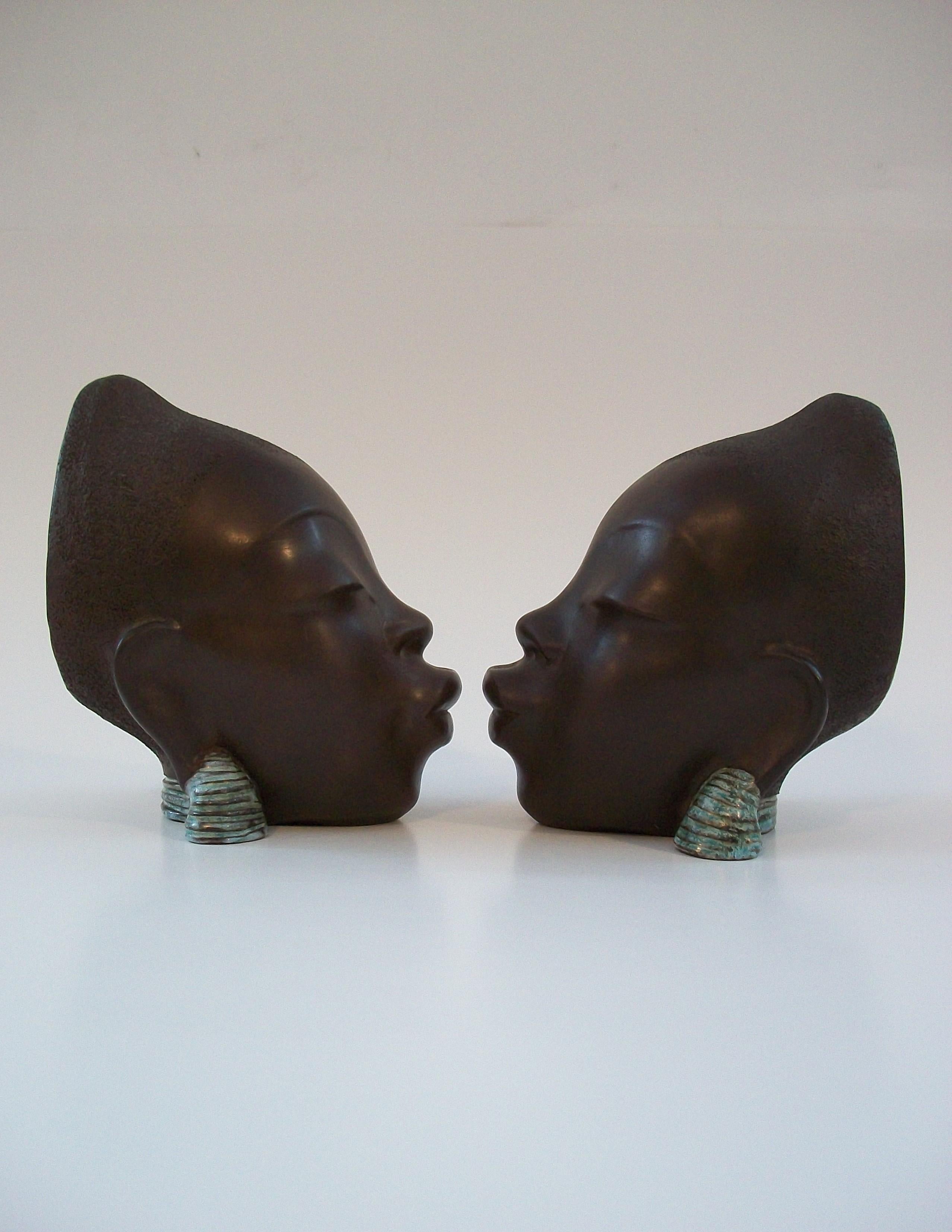 Ceramica LEOPOLD ANZENGRUBER - Coppia di reggilibri in ceramica con donne africane - Austria - C.I.C. 1950 in vendita