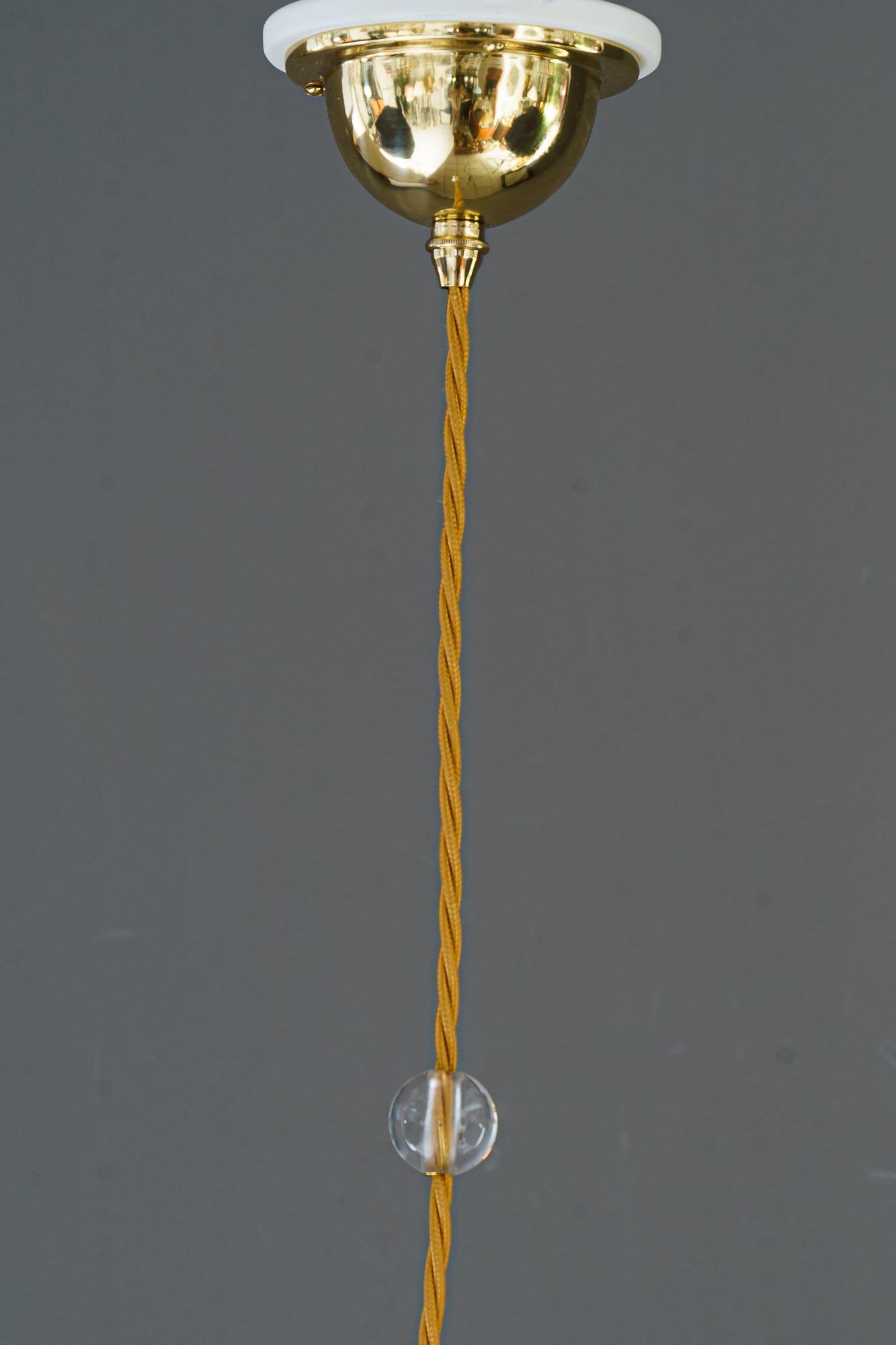 Pendentif Leopold Bauer avec abat-jour en verre Loetz Glass, Vienne, vers 1920 
Laiton poli et émaillé au four
Nous pouvons ajuster la hauteur pour qu'elle corresponde à la hauteur de votre pièce gratuitement.
Le verre est clair, il est seulement