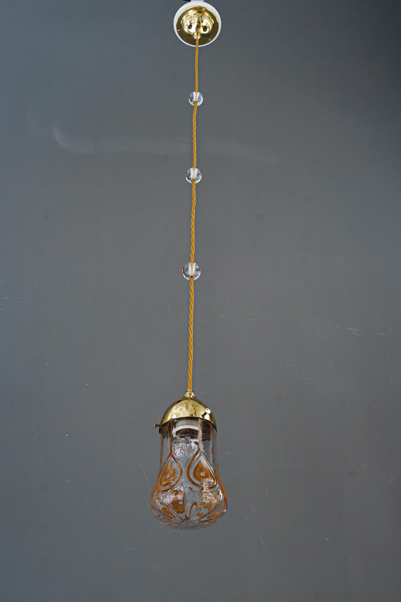 Autrichien Pendentif Leopold Bauer avec abat-jour en verre Loetz Glass, Vienne, vers 1920 en vente
