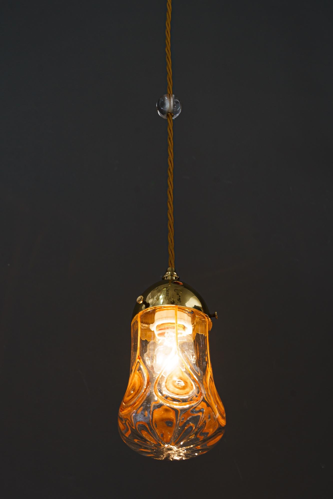 Verre Pendentif Leopold Bauer avec abat-jour en verre Loetz Glass, Vienne, vers 1920 en vente