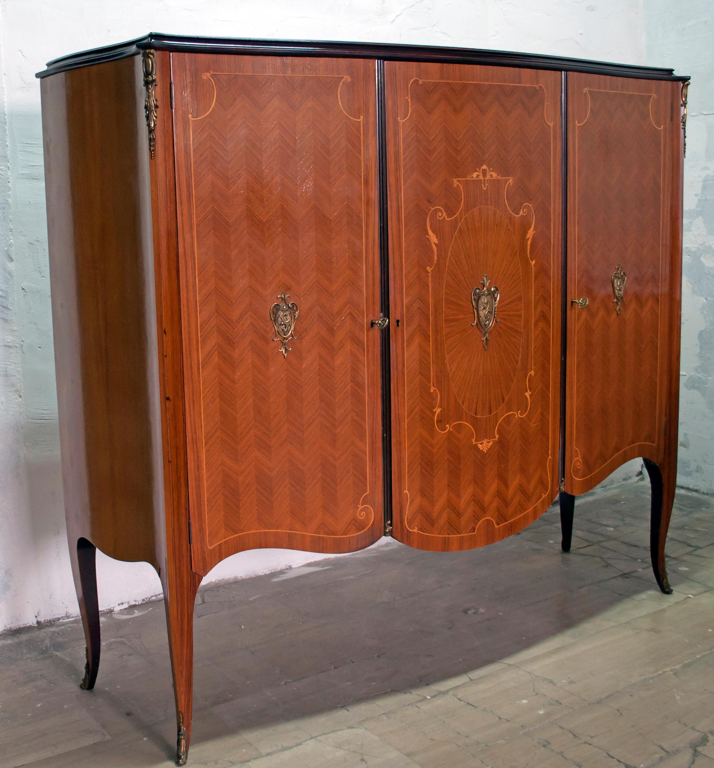 This bar cabinet, designed and produced in the 1950s, is made of walnut and poplar.

