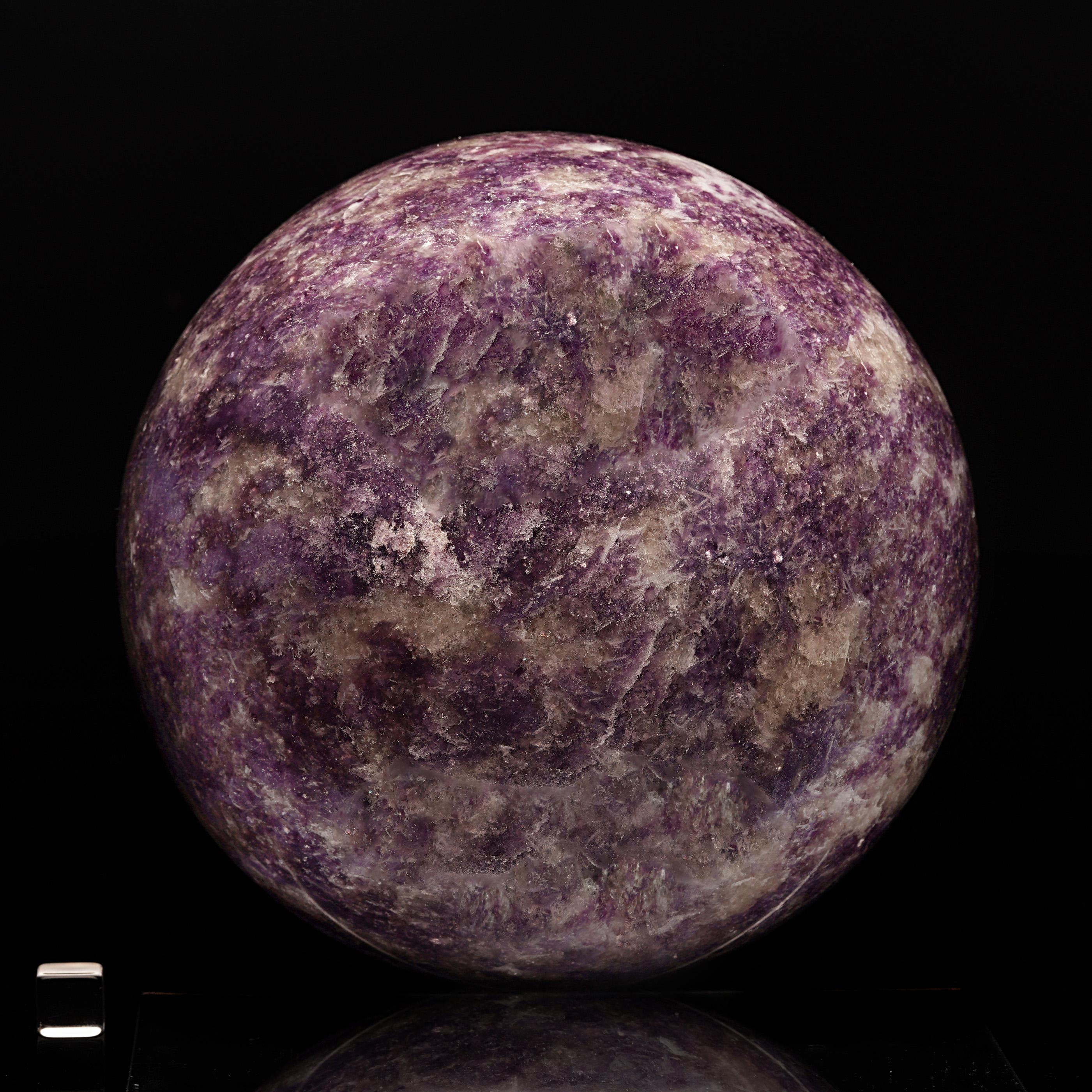 Cette énorme sphère lustrée a été sculptée et polie à la main dans une lépidolite d'excellente couleur. La lépidolite est une variété de mica rose à violet, riche en lithium, dont la couleur luxuriante est due à des traces de manganèse. Cette pièce