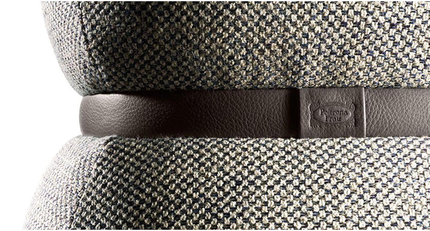 Polsterhocker aus Melange-Stoff mit Lederverzierungen in der Sitzfläche (Italienisch) im Angebot